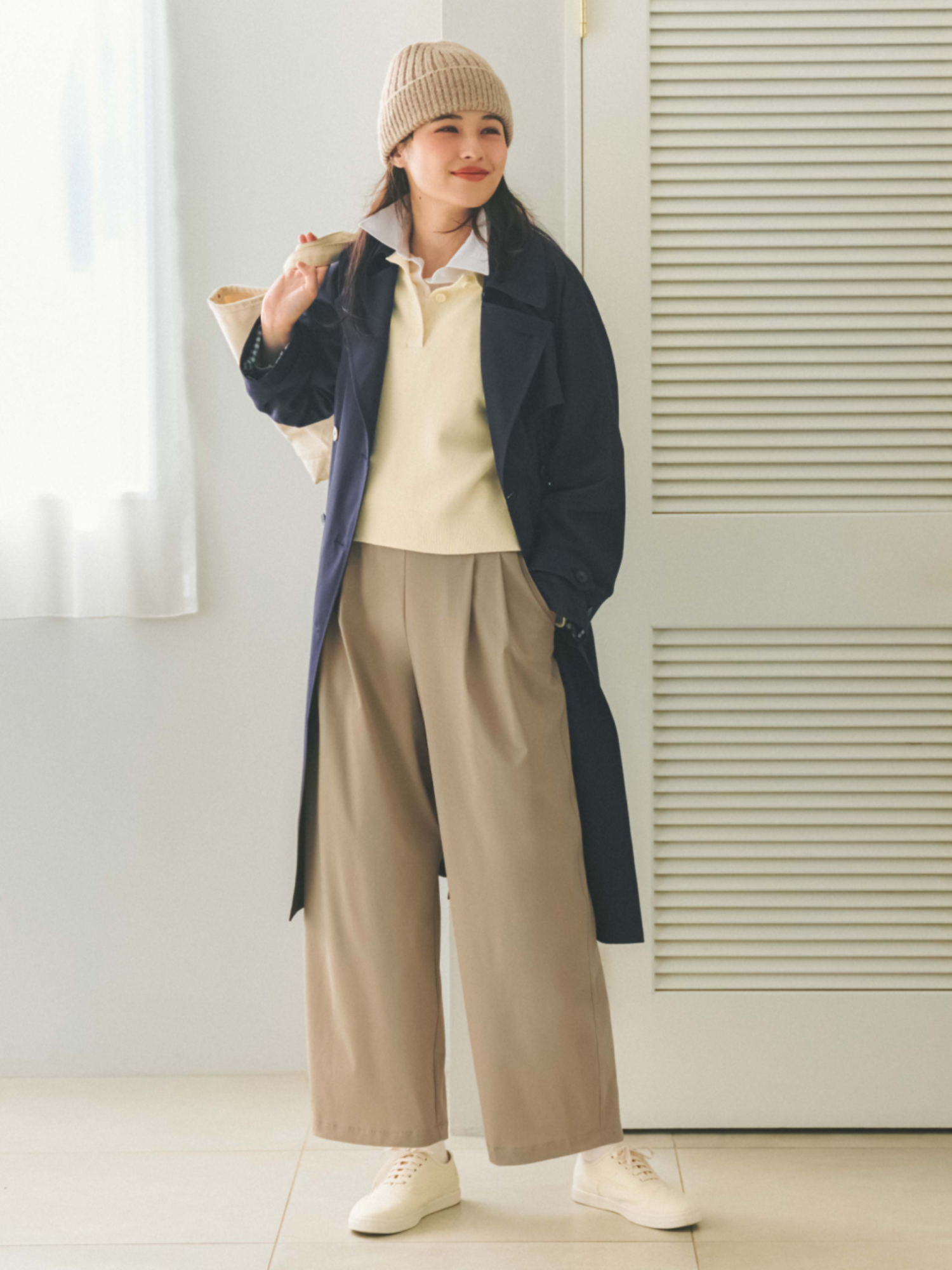 Áo thun polo nữ kết hợp quần ống rộng tạo nên phong cách thoải mái mà vẫn thanh lịch