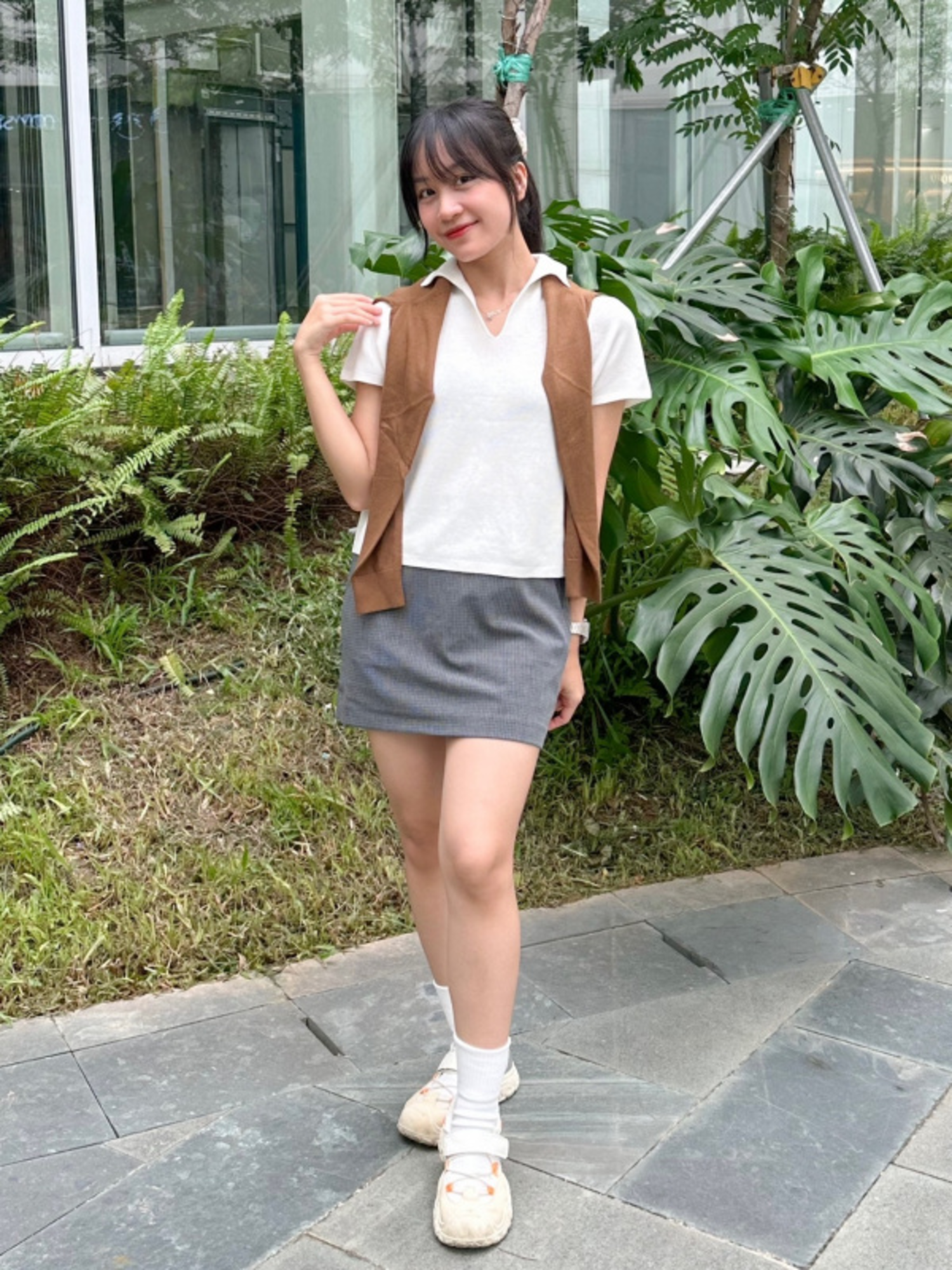 Áo polo nữ phối cùng váy chữ A dáng ngắn tạo nên phong cách trẻ trung, tôn dáng