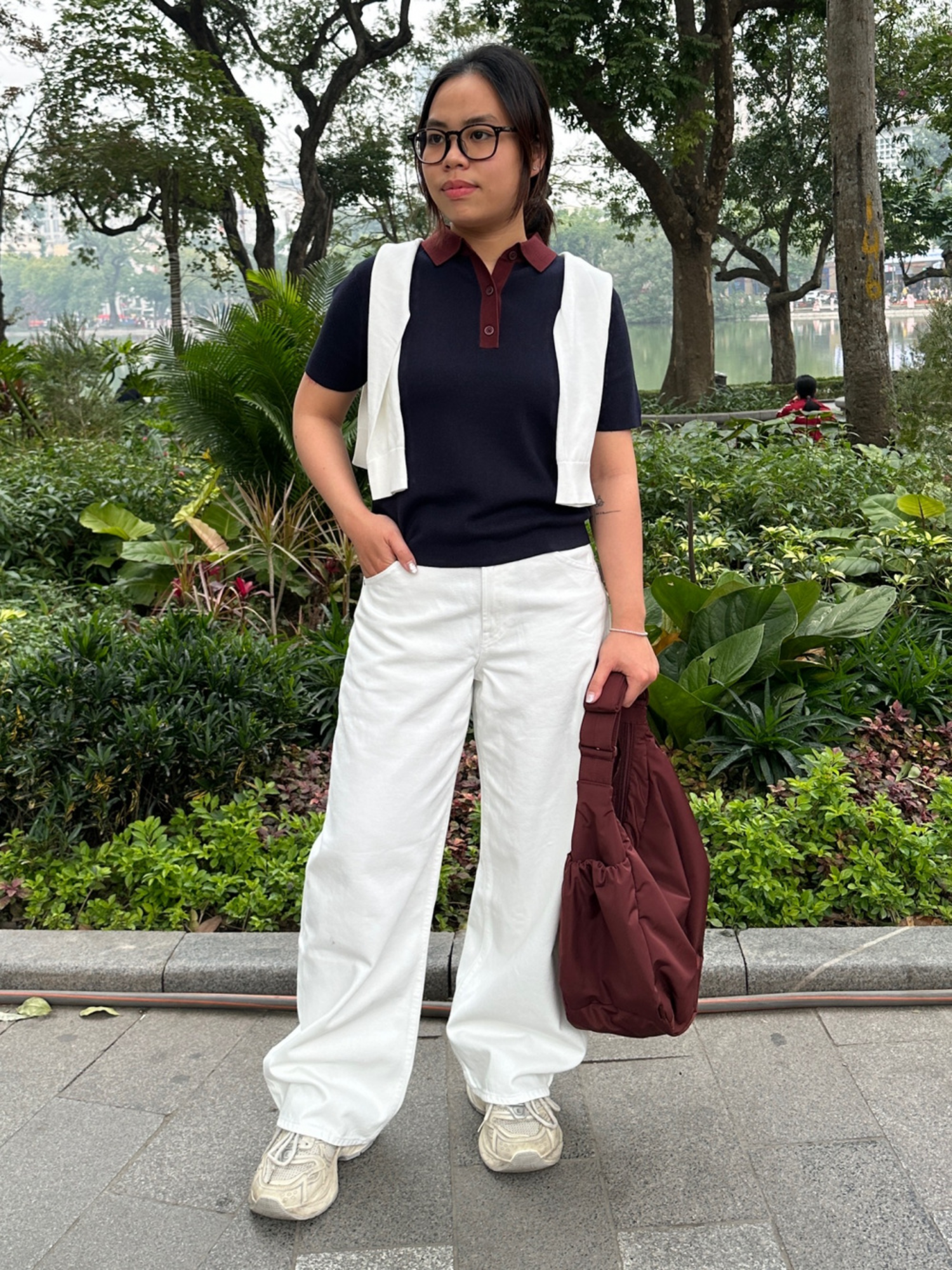 Áo polo nữ đơn sắc phối cùng quần màu trắng mang đến vẻ tinh tế, thanh lịch và sang trọng