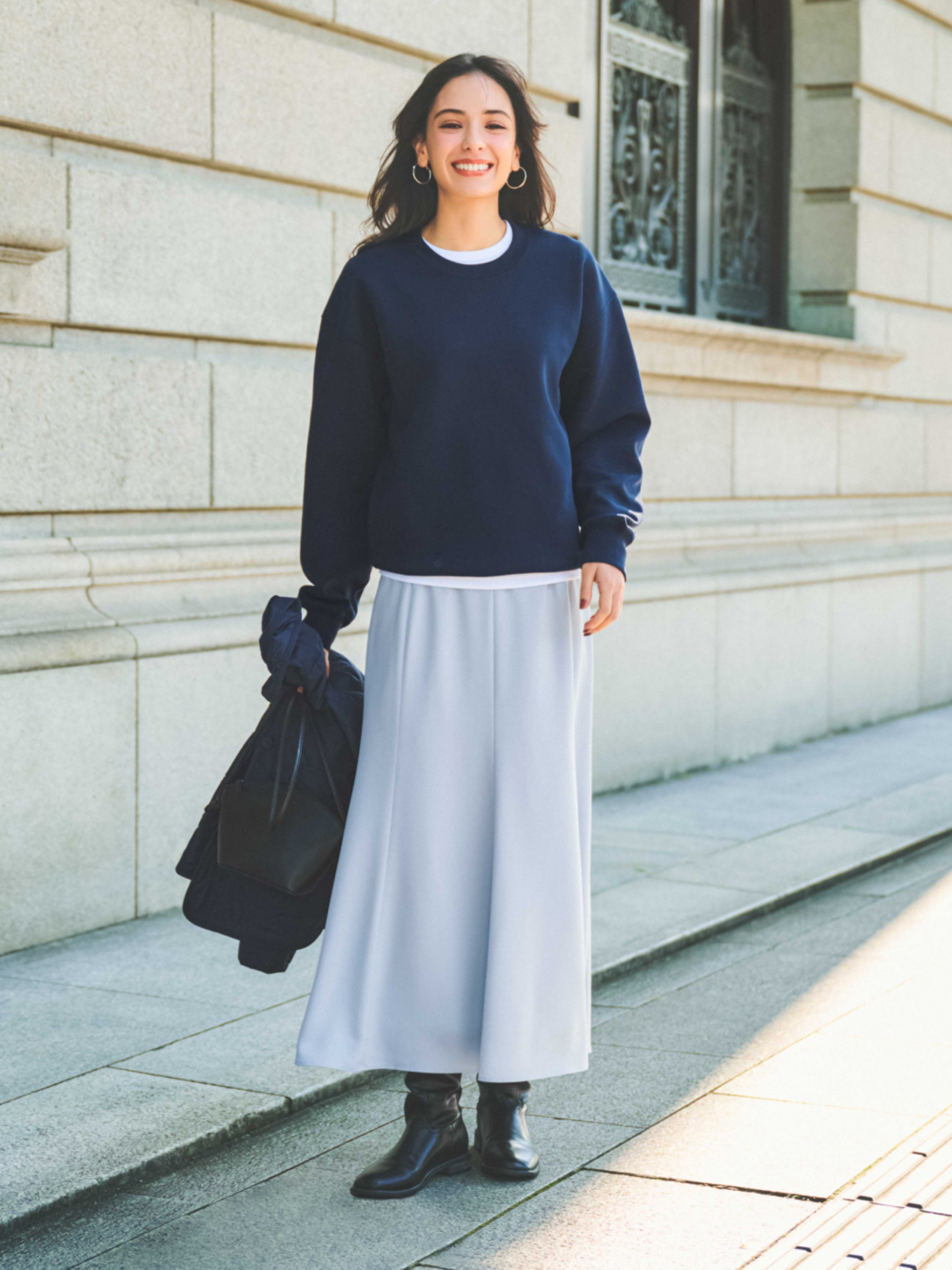 Áo len oversized mix chân váy chữ A tạo nên vẻ ngoài năng động, ấm áp và cực kỳ sành điệu