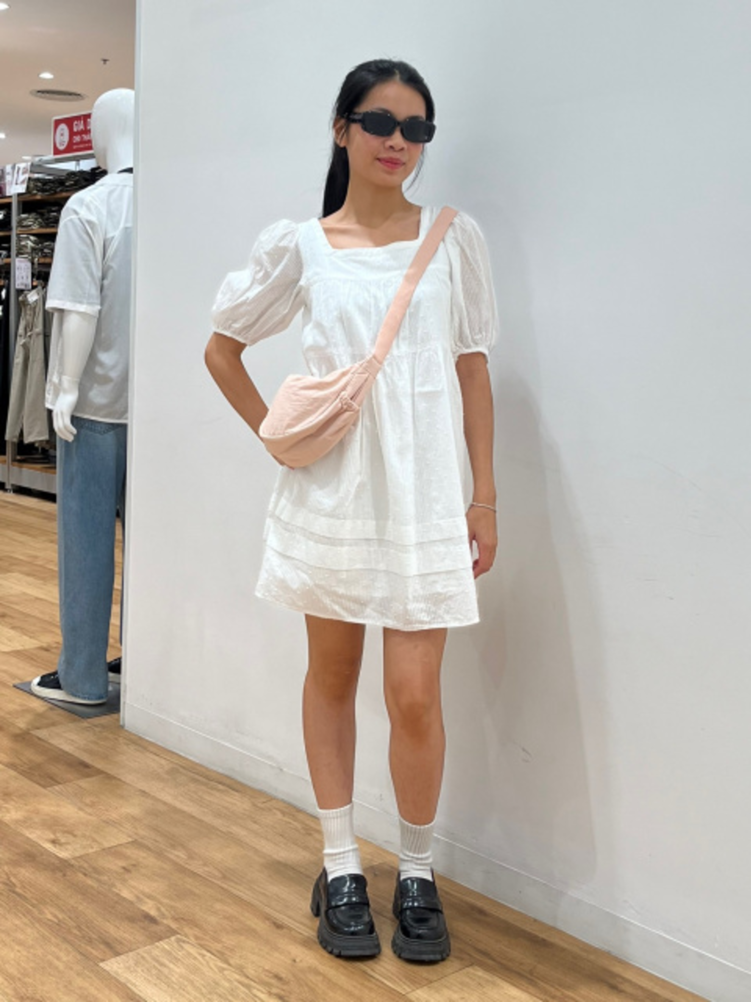 Đầm vải cotton xếp tầng mang lại cảm giác thoải mái, bồng bềnh và vẻ ngoài vô cùng trẻ trung