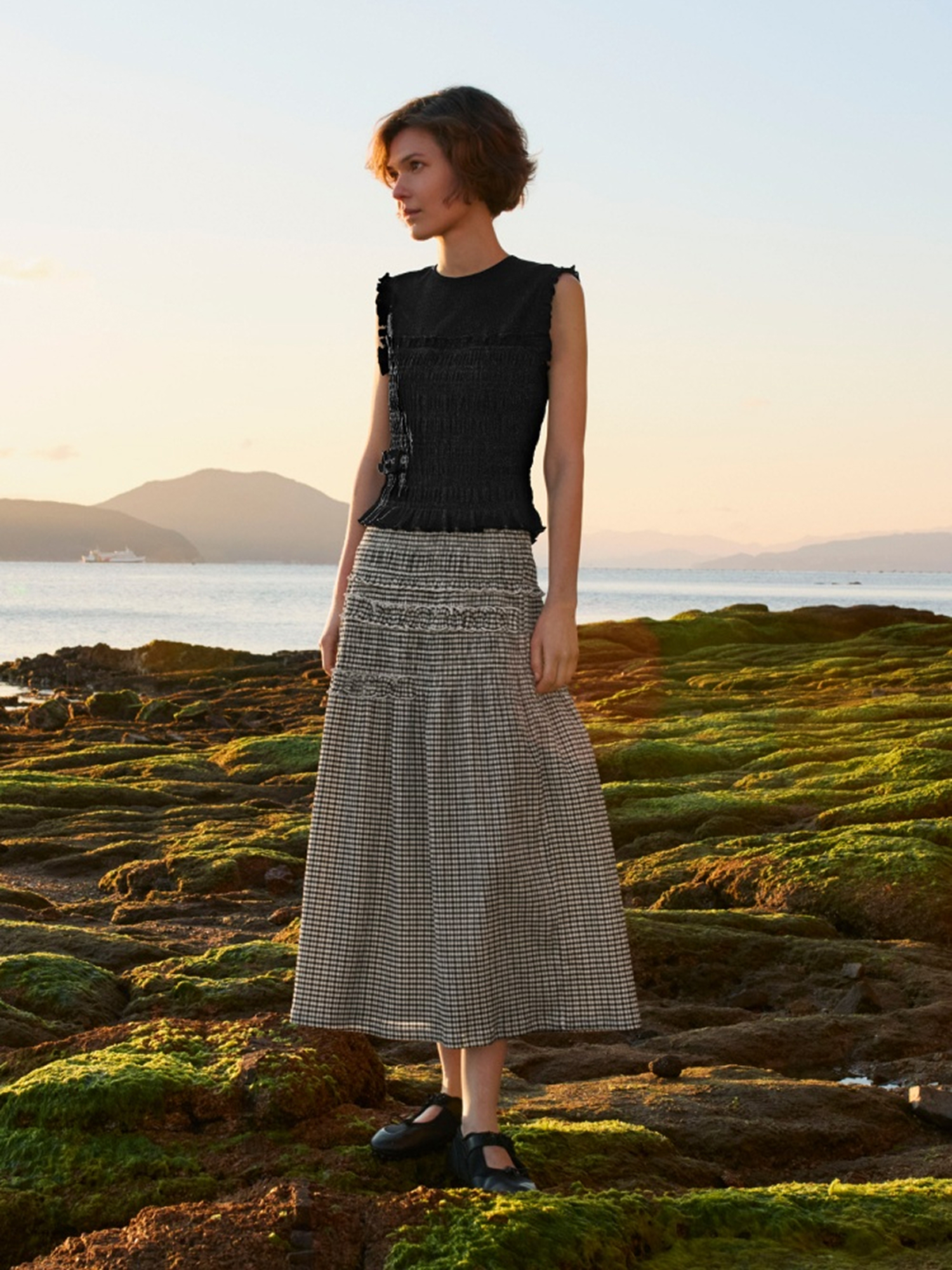 Feminine fashion style là phong cách thời trang tôn vinh nét dịu dàng, thanh lịch và mềm mại