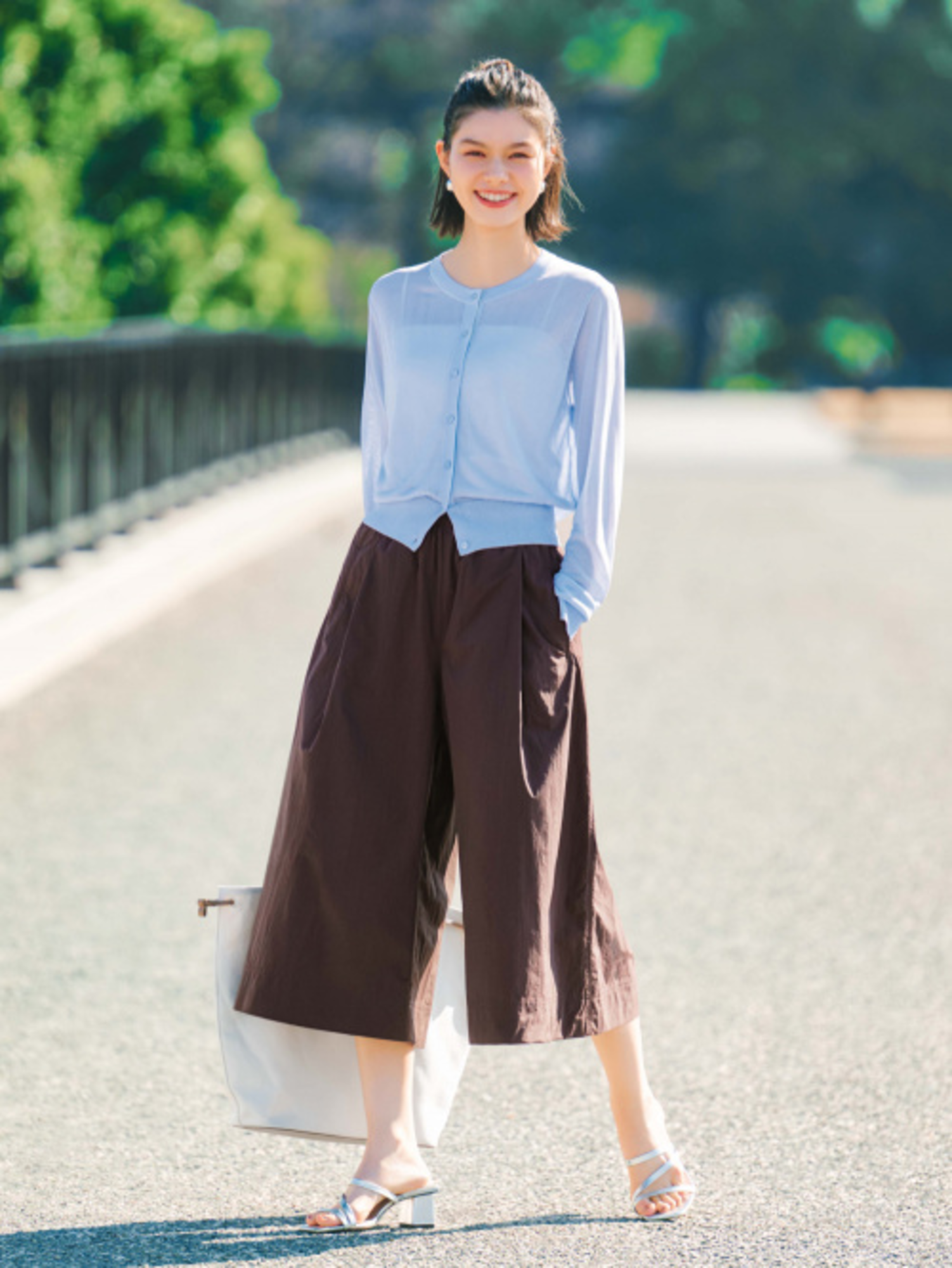 Quần culottes phối cùng áo len mỏng mang đến diện mạo thanh lịch, phóng khoáng