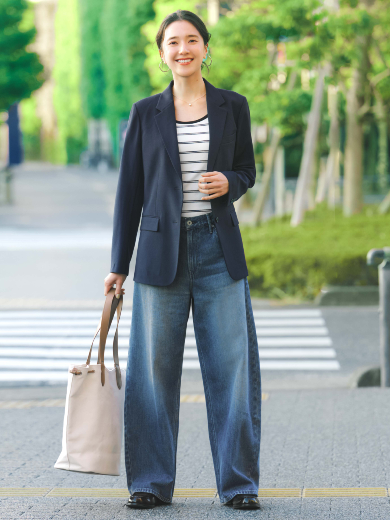 Blazer oversize kết hợp quần jeans ống đứng tạo nên outfit trẻ trung, thời thượng và đầy cá tính