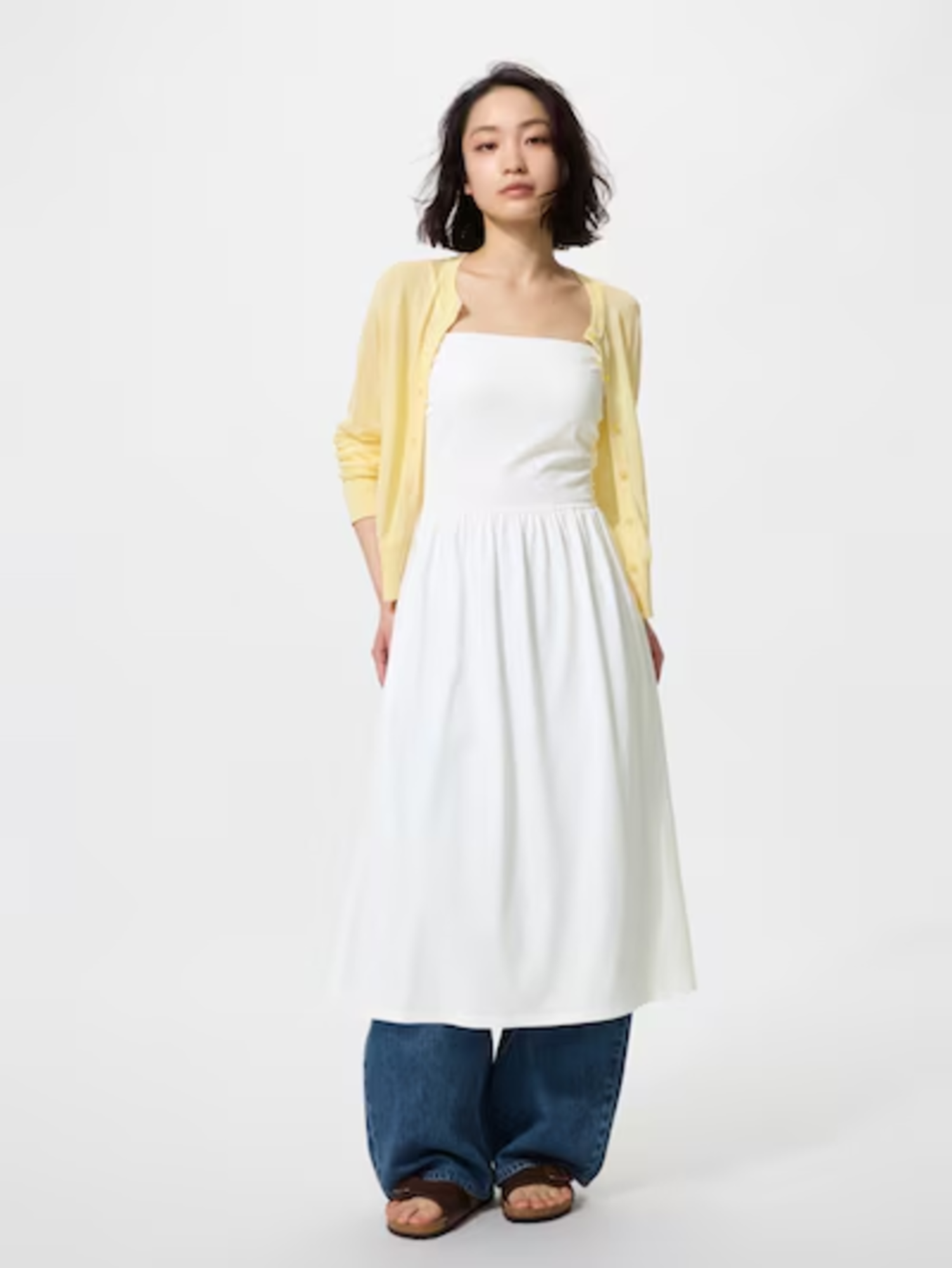 Váy midi dáng A kết hợp áo cardigan mỏng mang đến vẻ ngoài thanh lịch, nhẹ nhàng và đầy nữ tính