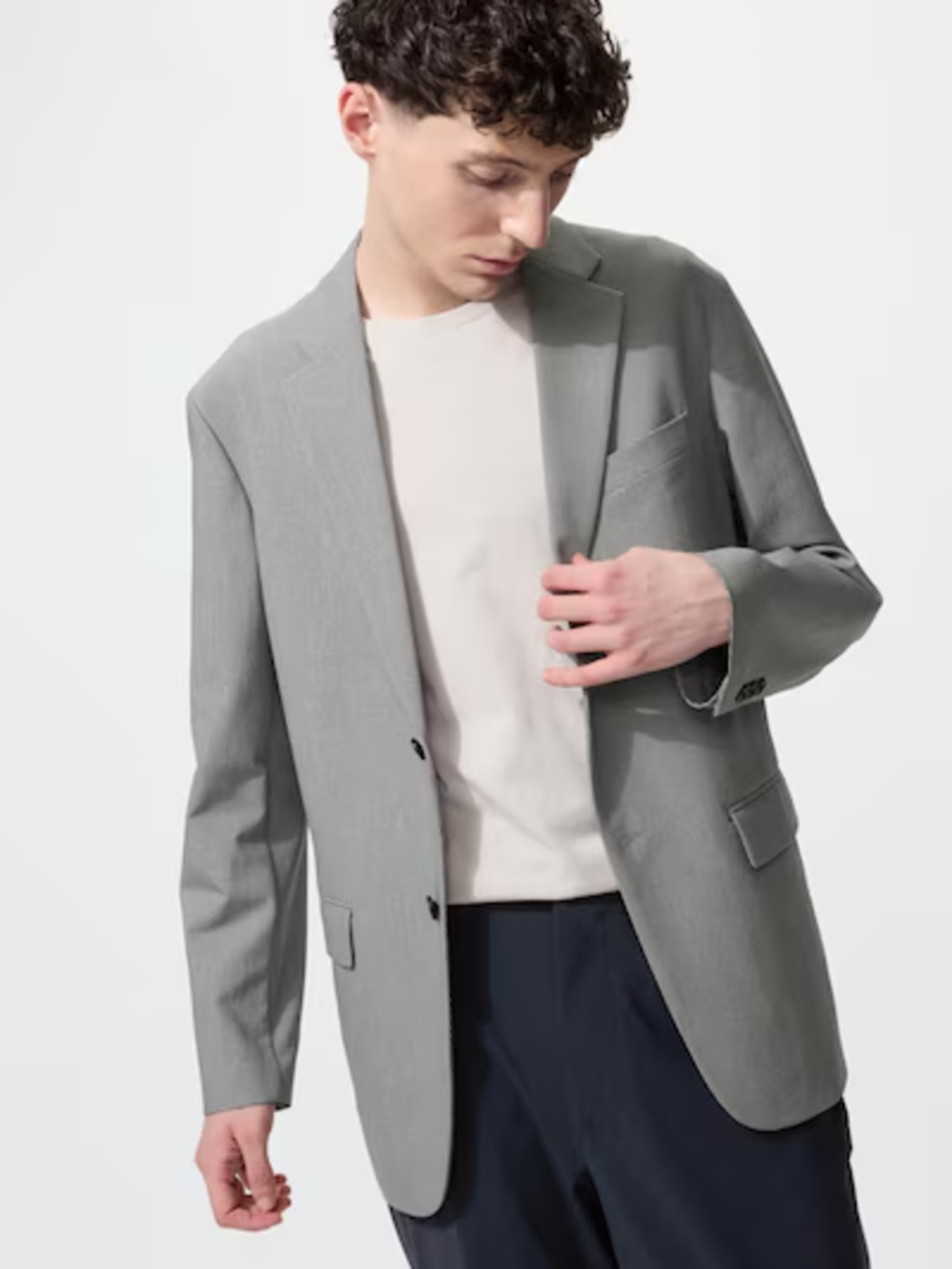 Áo khoác dáng dài là item không thể thiếu trong tủ đồ của phái mạnh theo đuổi phong cách Elegant 