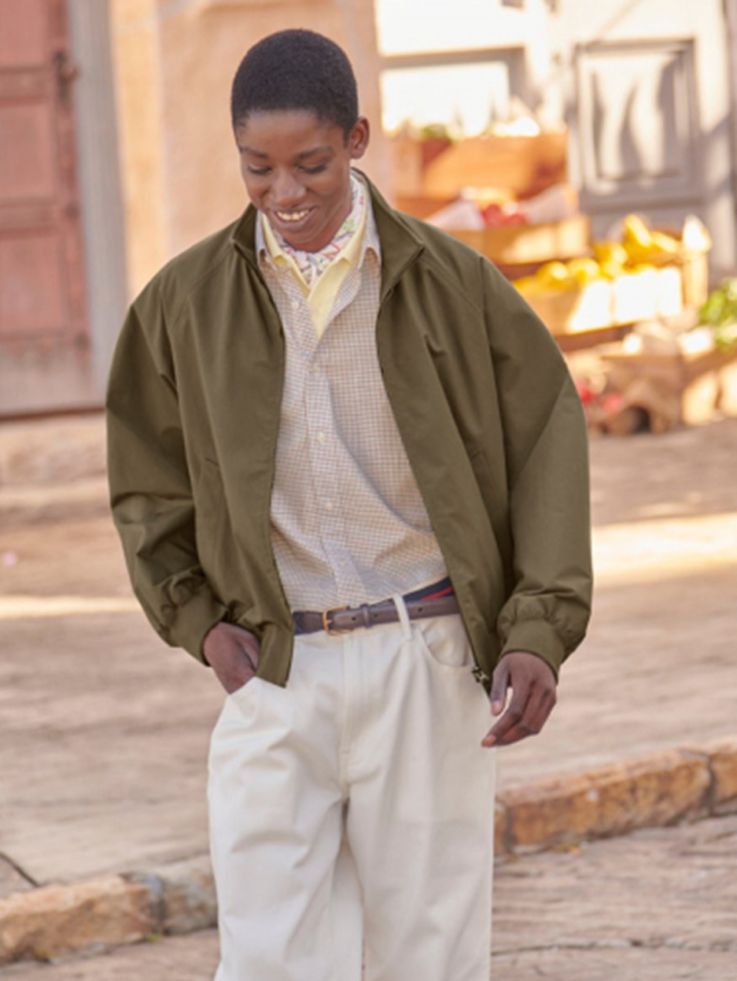 Thiết kế áo khoác Bomber dáng phồng nhẹ giúp outfit trở nên cá tính và năng động hơn