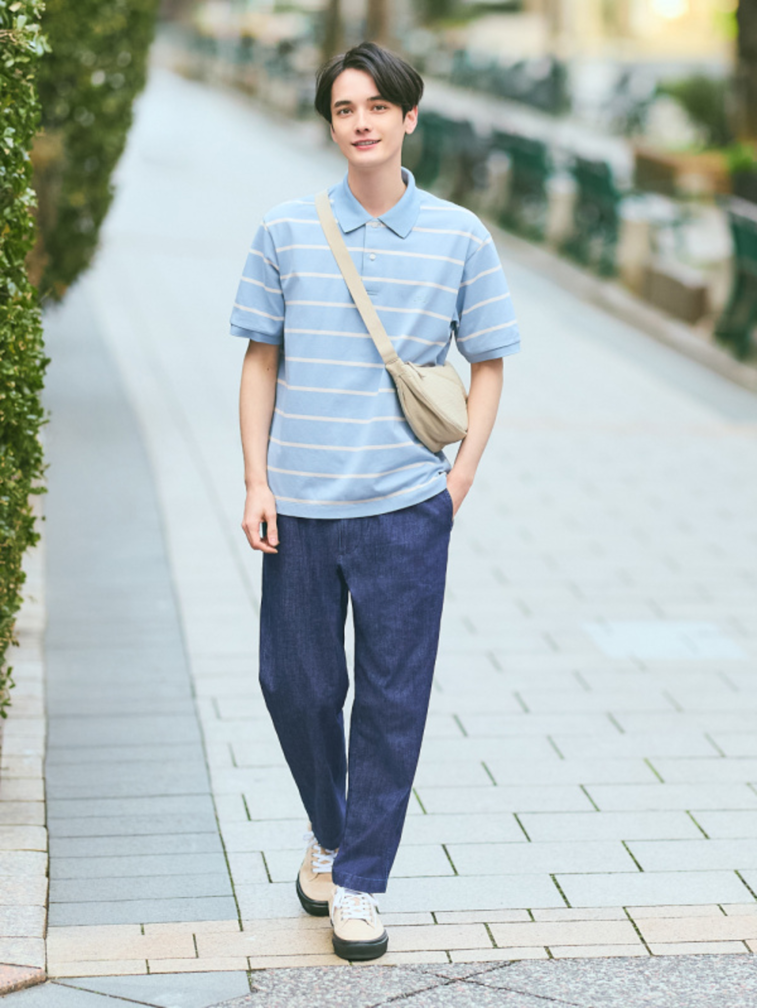 Phong cách thời trang nam basic với quần jean và áo polo họa tiết kẻ ngang