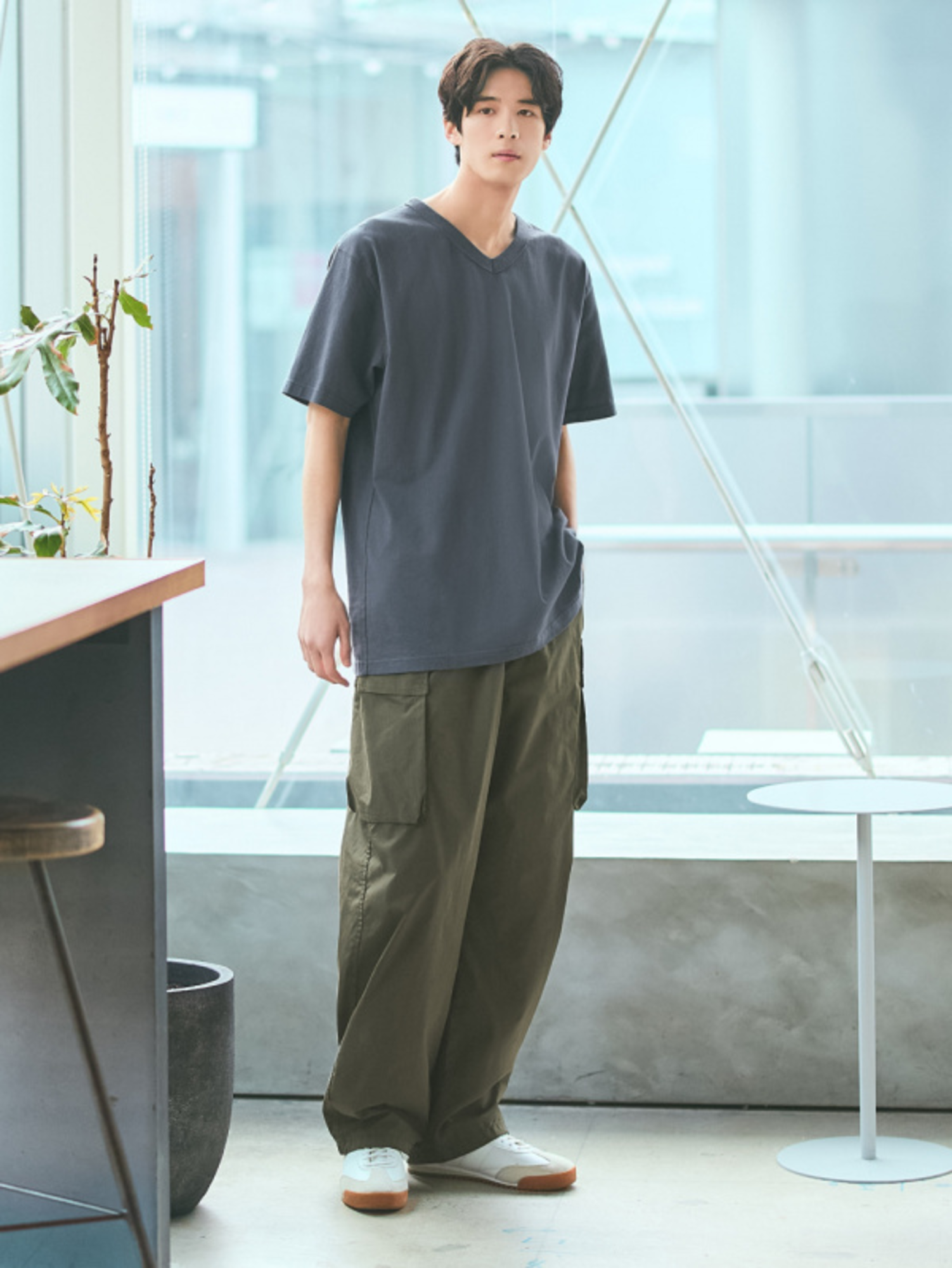 Phong cách thời trang nam tối giản, tinh tế với áo thun trơn và quần túi hộp