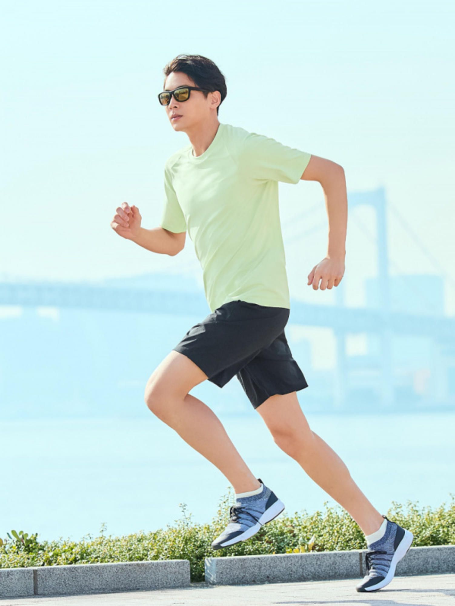 Phong cách thời trang nam trẻ trung, năng động với áo thun trơn và quần short