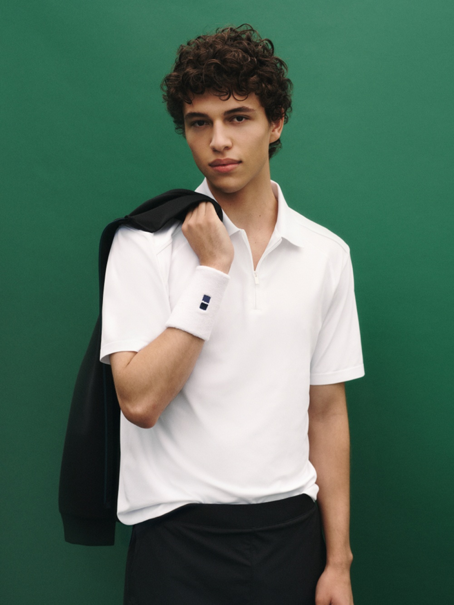 Áo polo nam Classic Fit là kiểu áo truyền thống được thiết kế theo form suông, rộng rãi, thoải mái