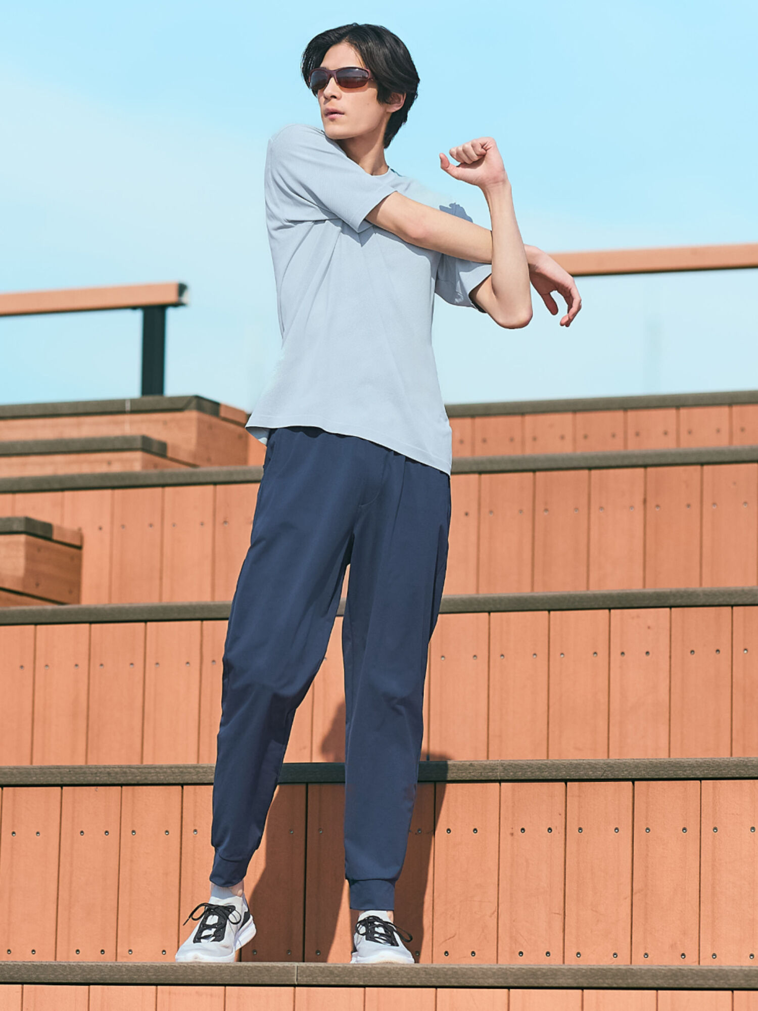 Quần jogger dáng suông nhẹ và bo gọn dần về phía cổ chân giúp thoải mái vận động, tập luyện