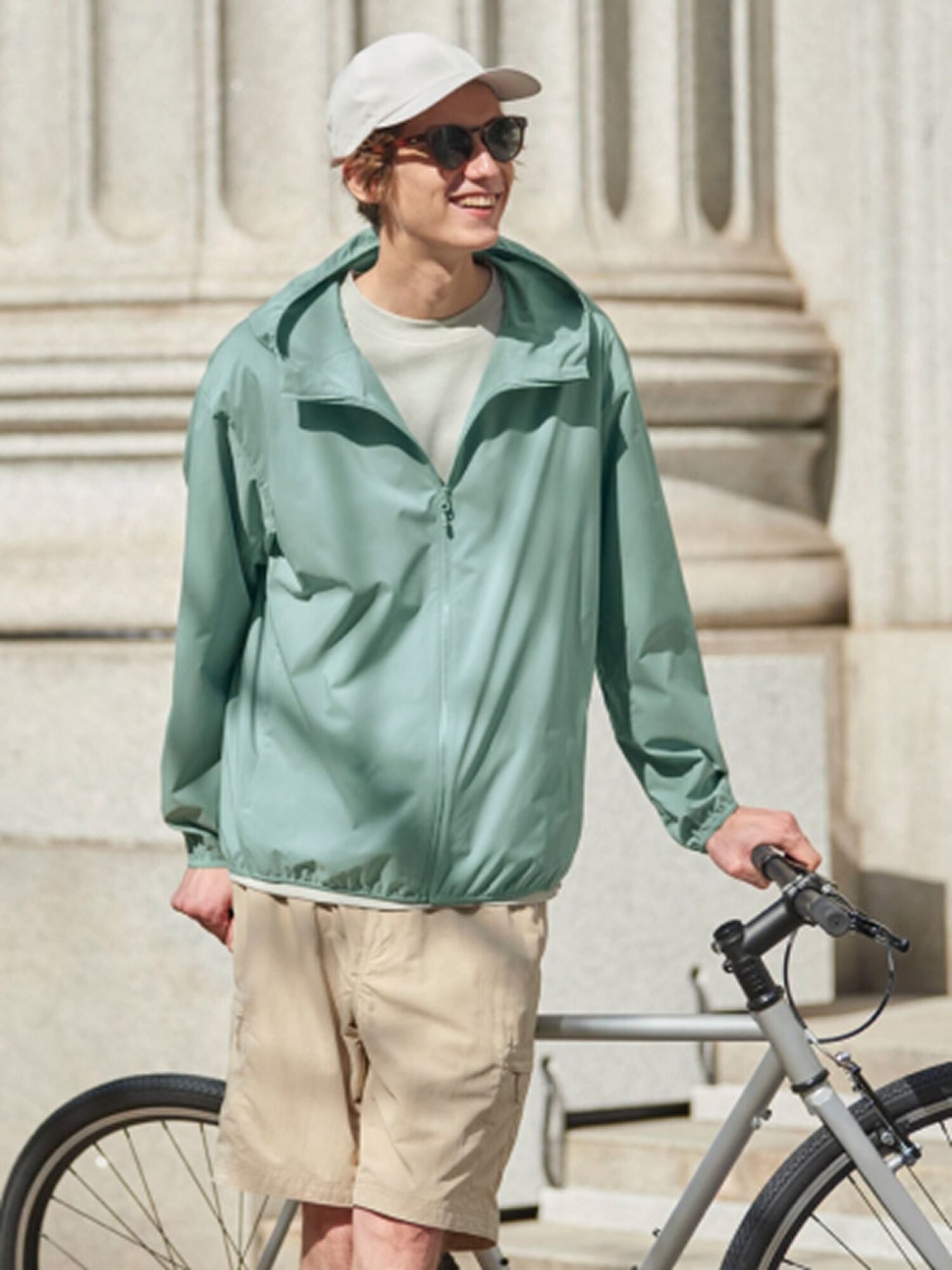 Kết hợp phụ kiện như mũ, kính mát giúp outfit của bạn thêm năng động, trẻ trung