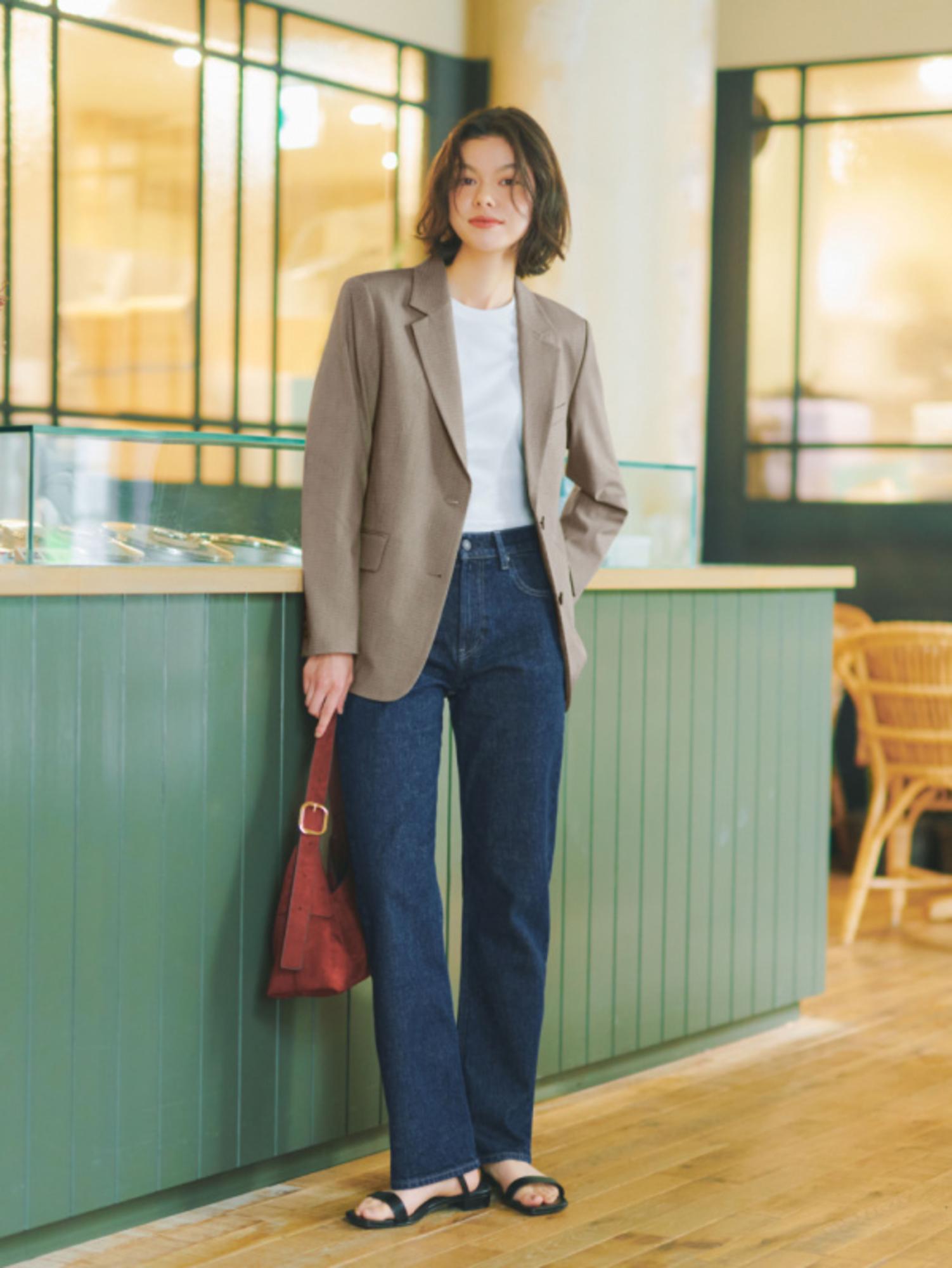 Phối đồ với quần jean ống rộng và áo blazer trẻ trung và thanh lịch