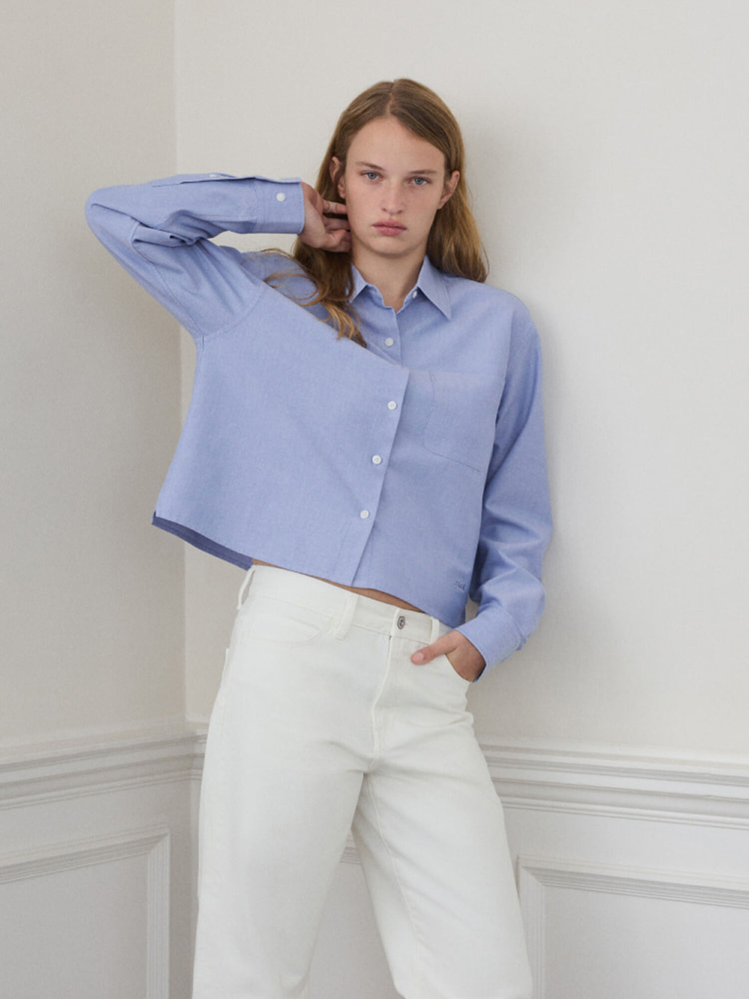 Cách phối quần jean ống rộng cho người lùn là ưu tiên chọn quần cạp cao và áo croptop hoặc sơ vin