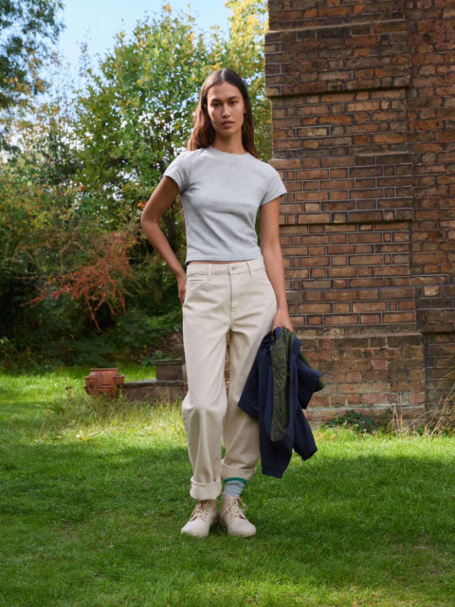 Phối đồ với quần jean ống rộng và áo croptop đẹp, cá tính, thu hút