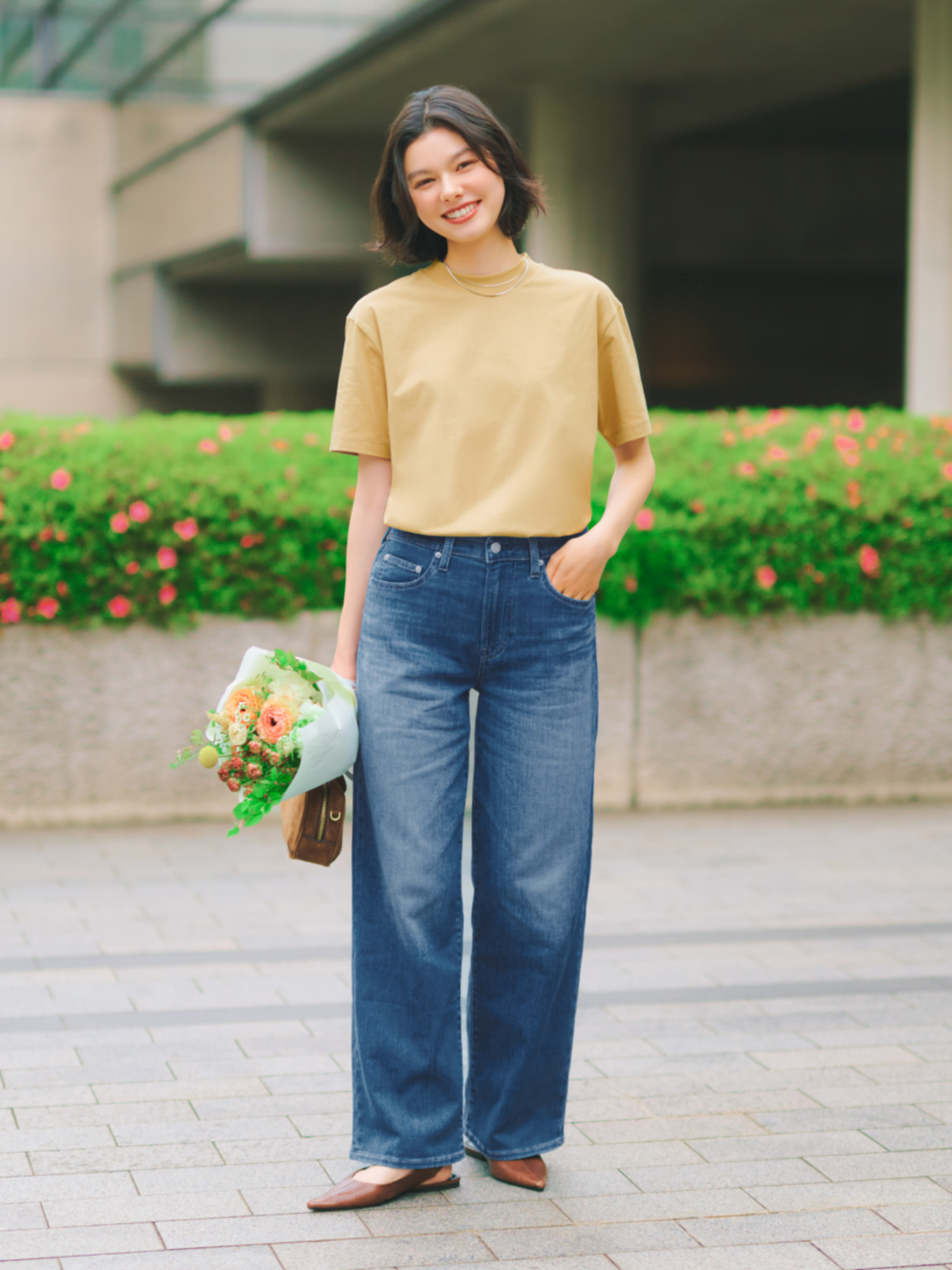 Khi phối đồ với quần jeans ống rộng, cần lưu ý đến kiểu dáng và chiều dài phải phù hợp với vóc dáng của bạn