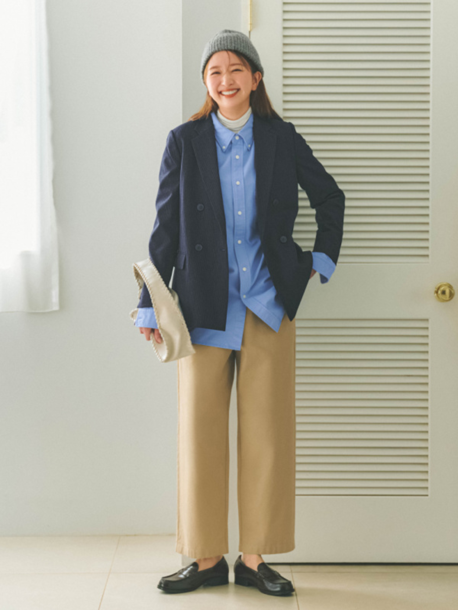 Mẫu phối đồ đẹp, chỉn chu, thanh lịch với quần ống rộng màu kaki và áo sơ mi và xanh dương nhạt