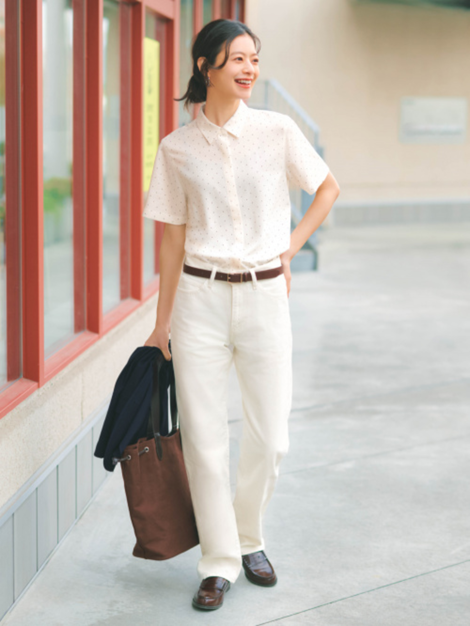 Phối đồ áo sơ mi theo phong cách monochrome đơn giản, sang trọng