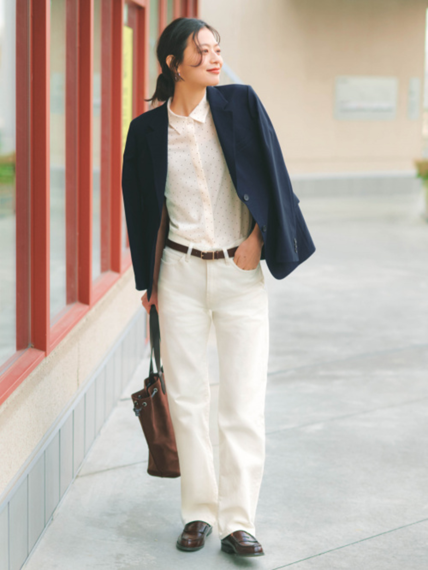 Phối áo sơ mi nữ và blazer để nâng tầm outfit trở nên sang trọng, chuyên nghiệp 