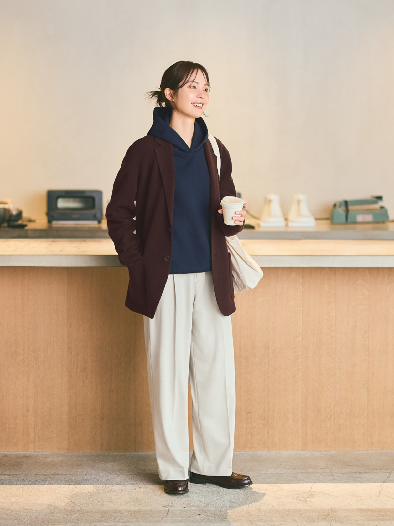 Áo hoodie phối cùng quần ống rộng mang lại vẻ ngoài thời trang, phá cách