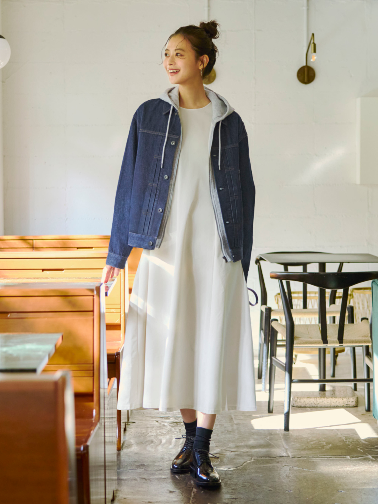 Áo hoodie nữ phối cùng denim jacket phù hợp với những ngày thời tiết se lạnh