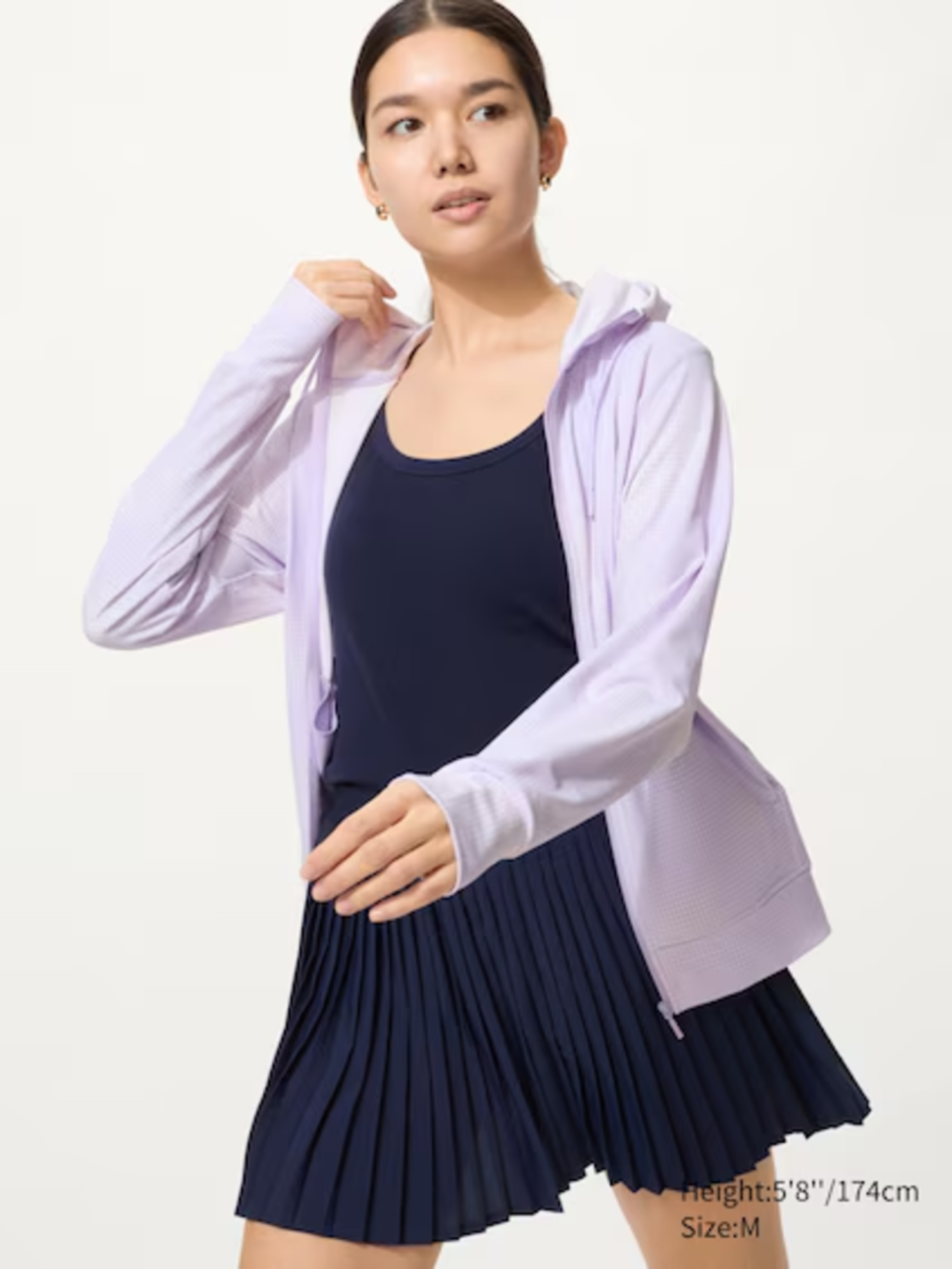 Outfit với chân váy tennis kết hợp với áo hoodie nữ thể hiện nét năng động, tinh tế