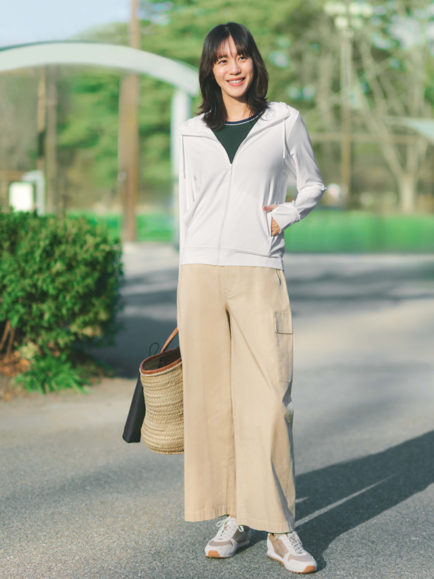 Áo hoodie nữ mix quần kaki tạo nên một set đồ đa năng, sành điệu