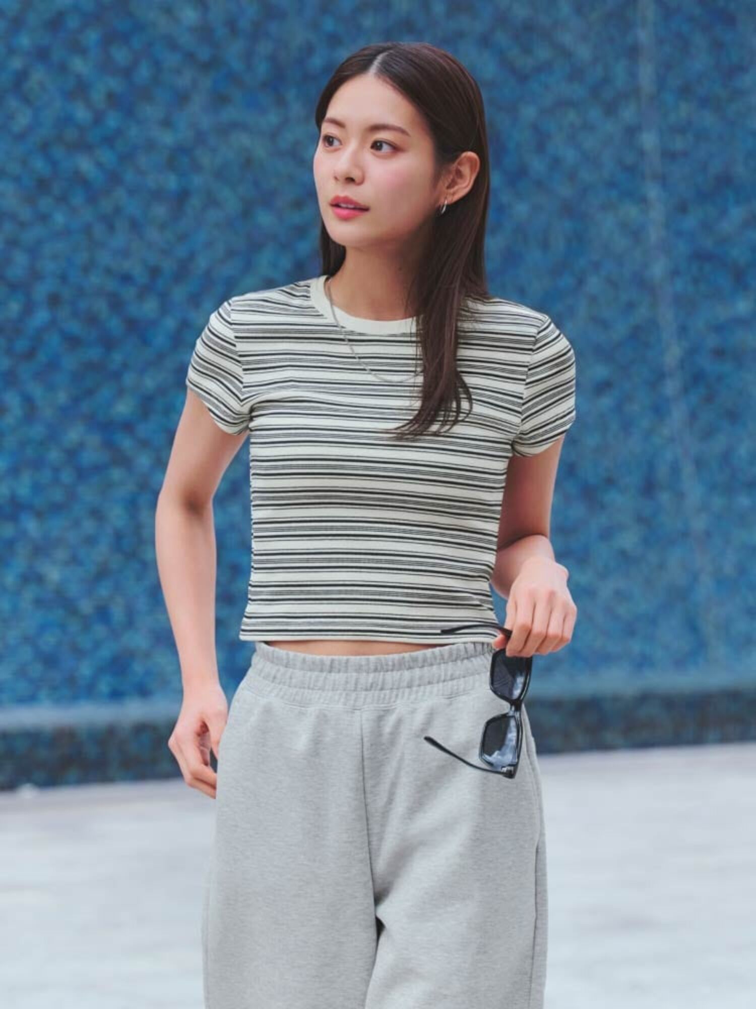 Phối quần ống rộng với áo croptop giúp tôn dáng, khoe được chân dài, eo thon