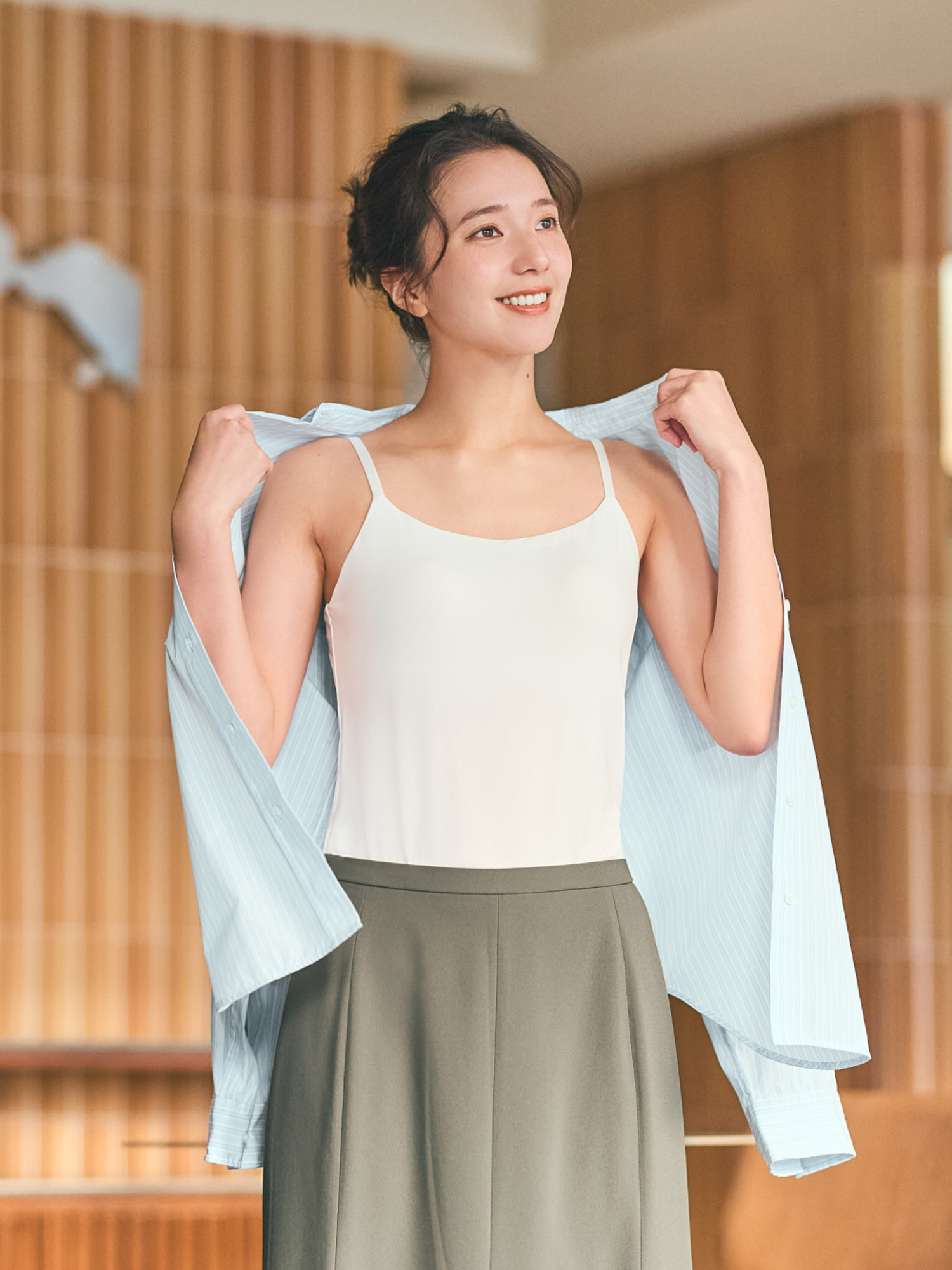 Phối quần ống rộng và áo bra hai dây cực tôn dáng