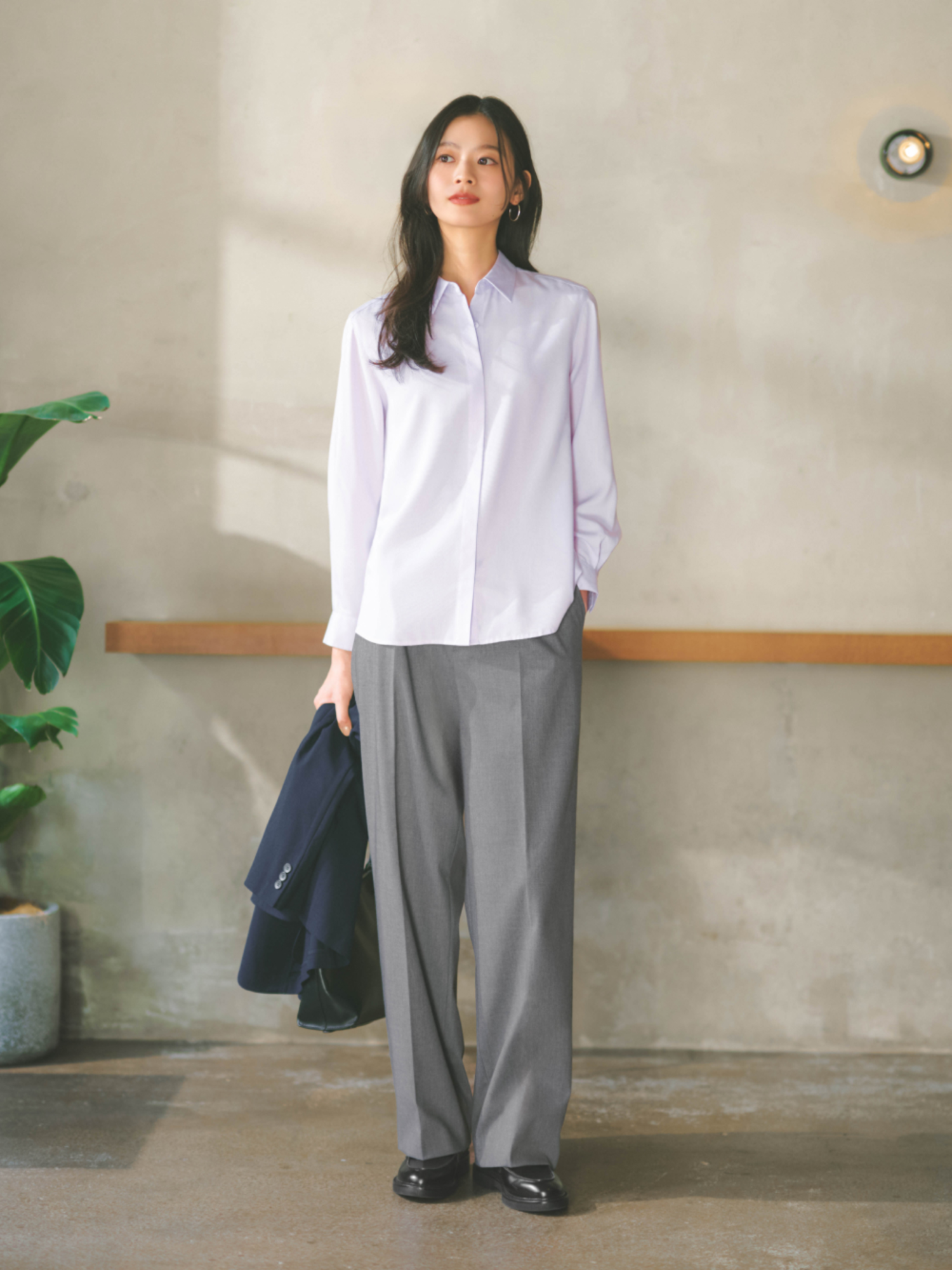 Phối áo sơ mi với quần ống rộng tạo nên outfit thanh lịch, phù hợp môi trường công sở