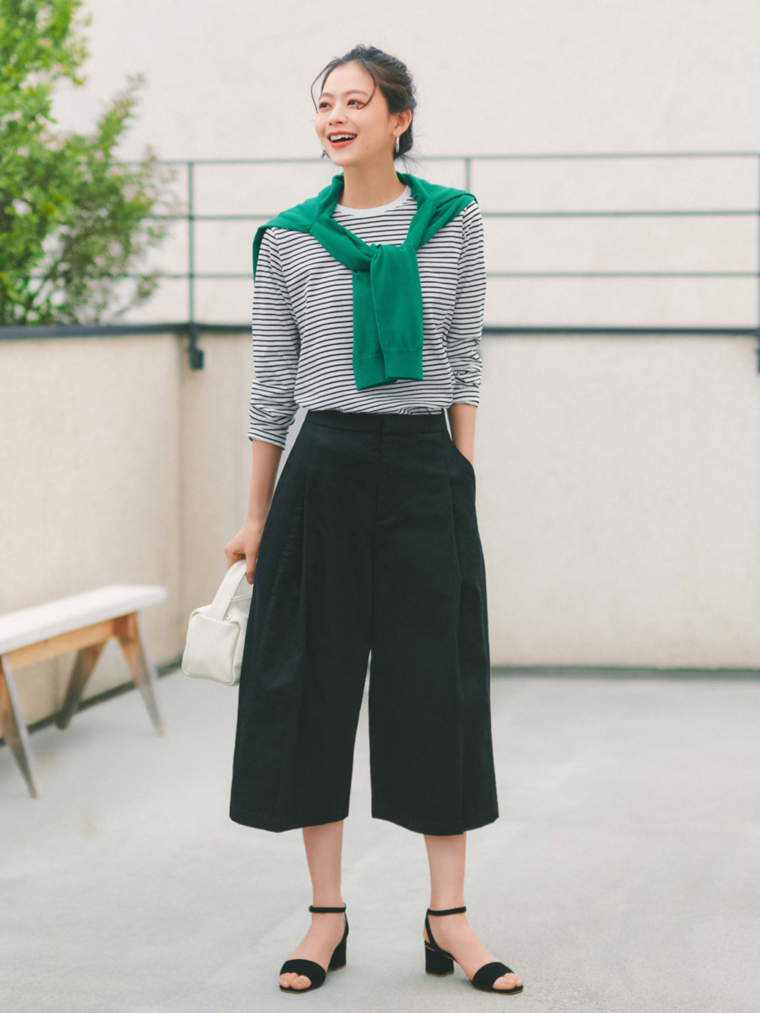 Một đôi giày cao gót sẽ giúp bạn trông cao ráo, thanh lịch hơn