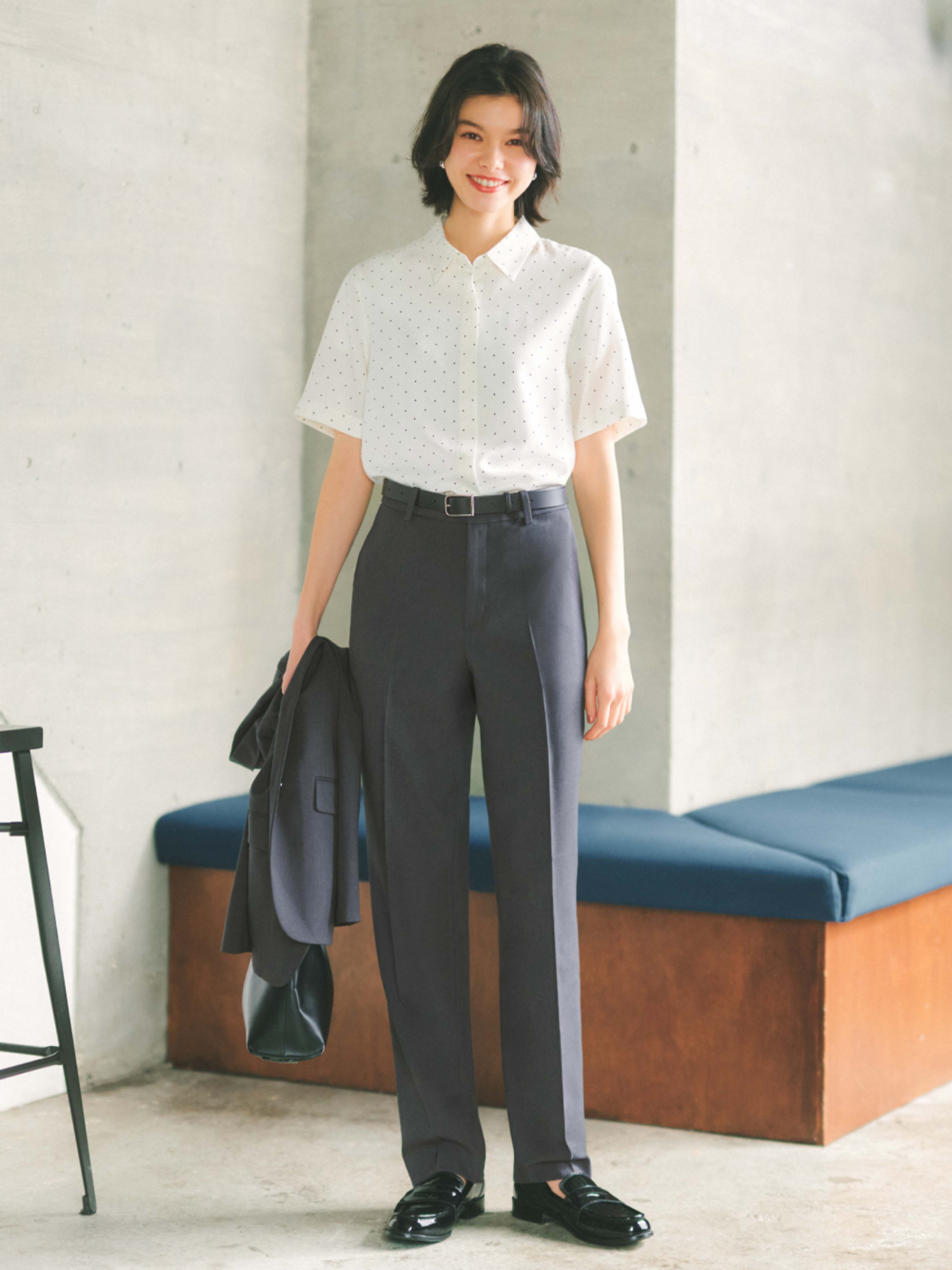 Quần ống rộng mặc với áo kiểu giúp người mặc tôn lên nét phóng khoáng và sự nữ tính