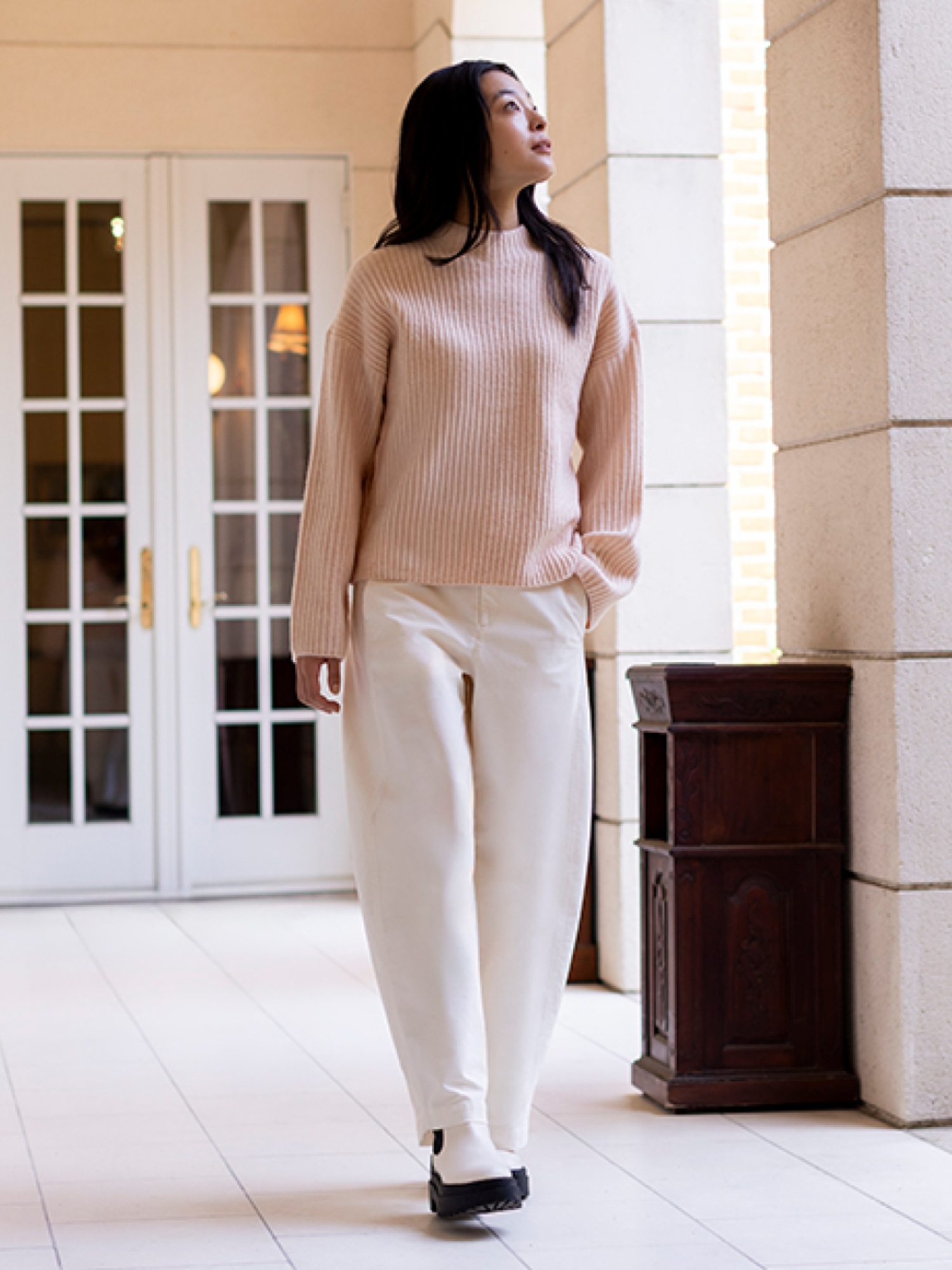 Quần ống rộng kết hợp với áo len là cách phối phổ biến nhất trong những ngày đông