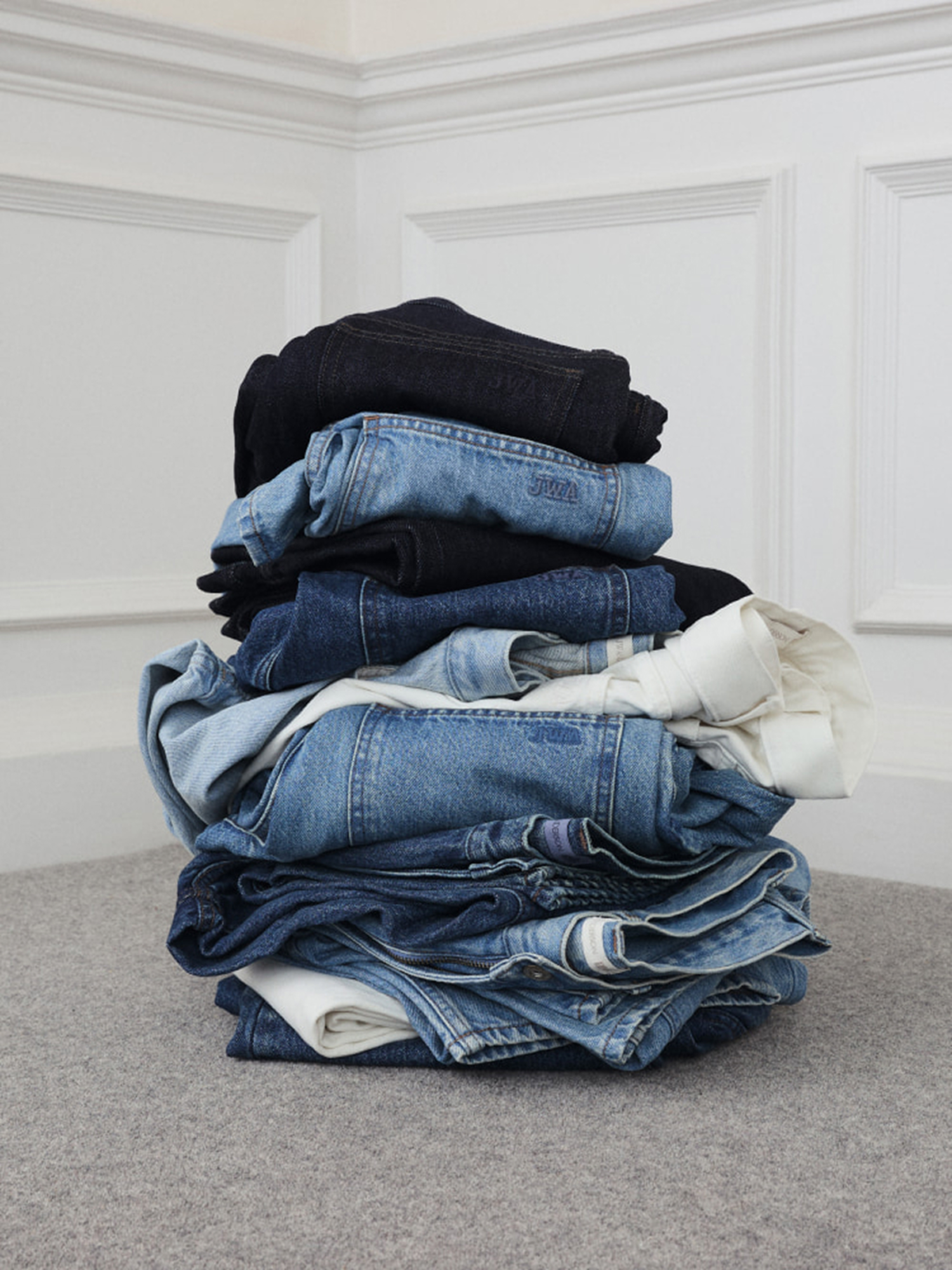 Raw denim là vải denim chưa qua xử lý wash, giữ được màu sắc và bề mặt nguyên bản