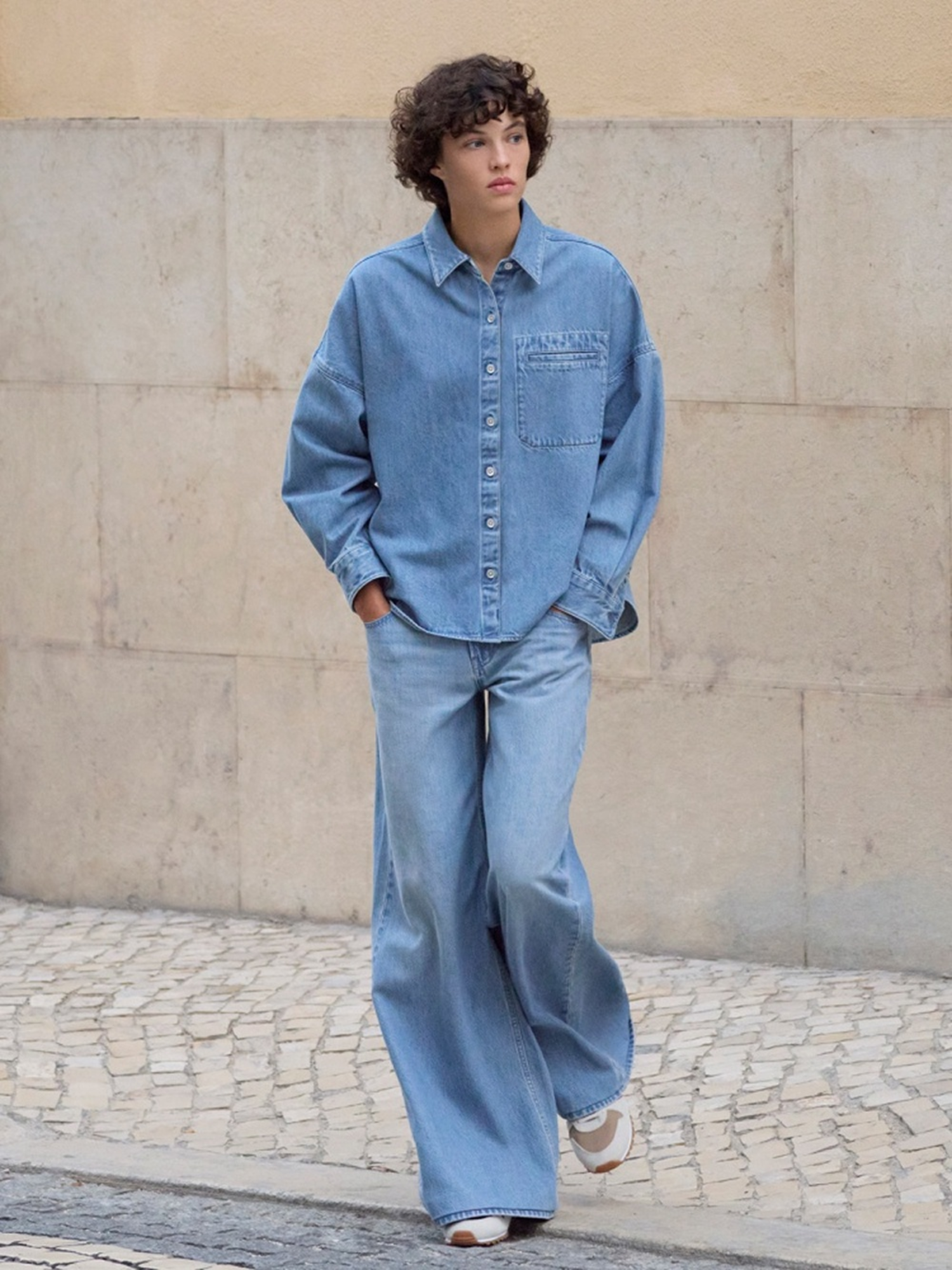 Selvedge denim là vải denim may biên, nổi bật với độ bền cao và phần mép vải đặc trưng