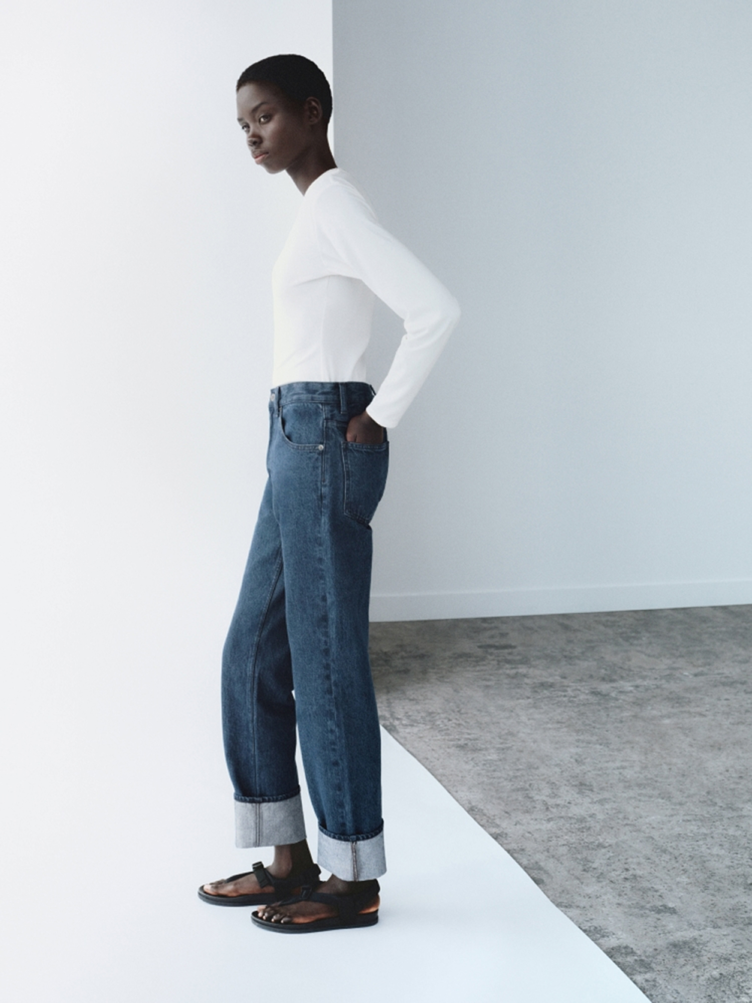 Vải denim đã phát triển từ chất liệu lao động bền bỉ thành biểu tượng thời trang toàn cầu