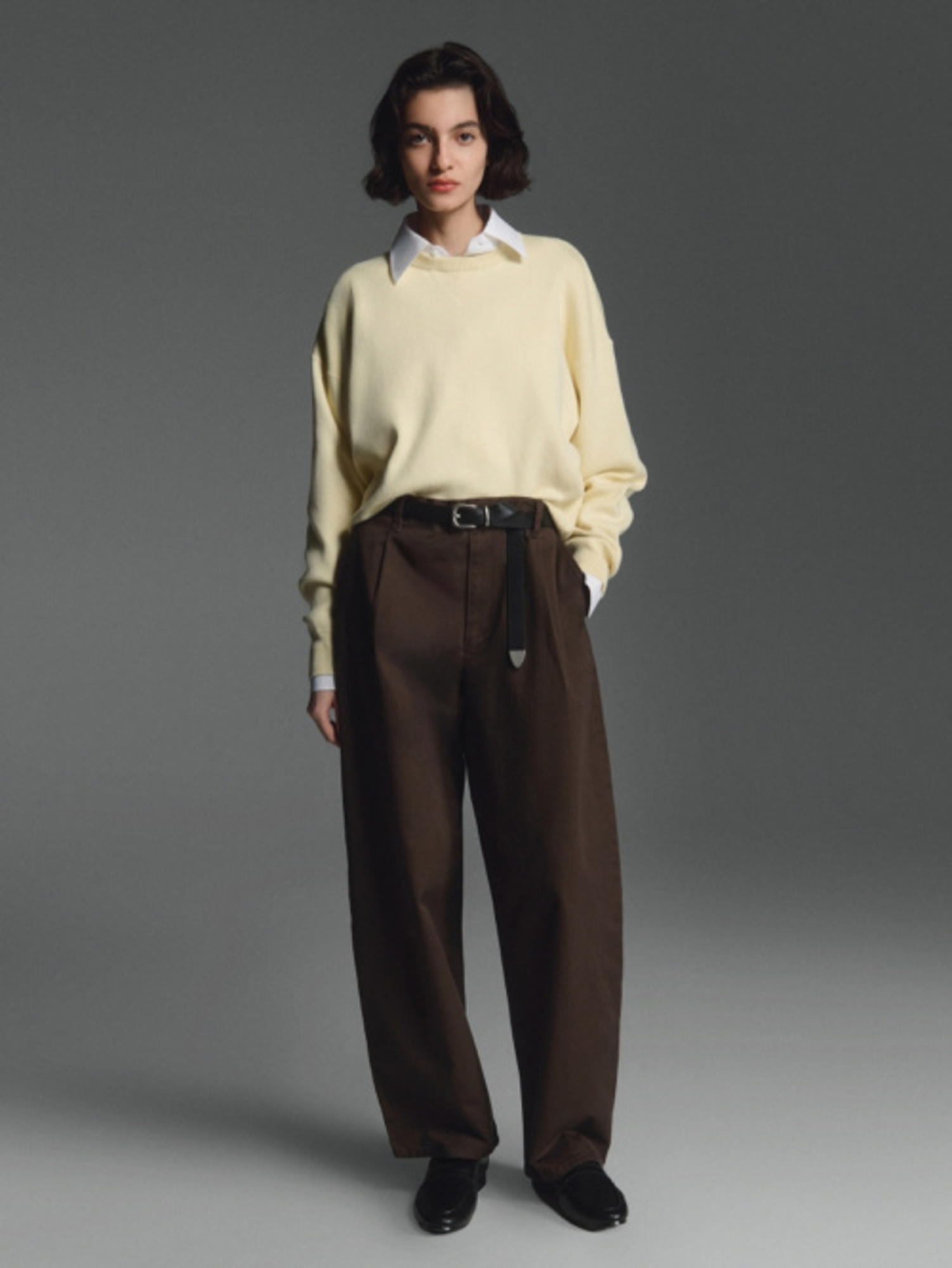 Phối quần ống suông cho người 1m50 với áo sweater cực phong cách