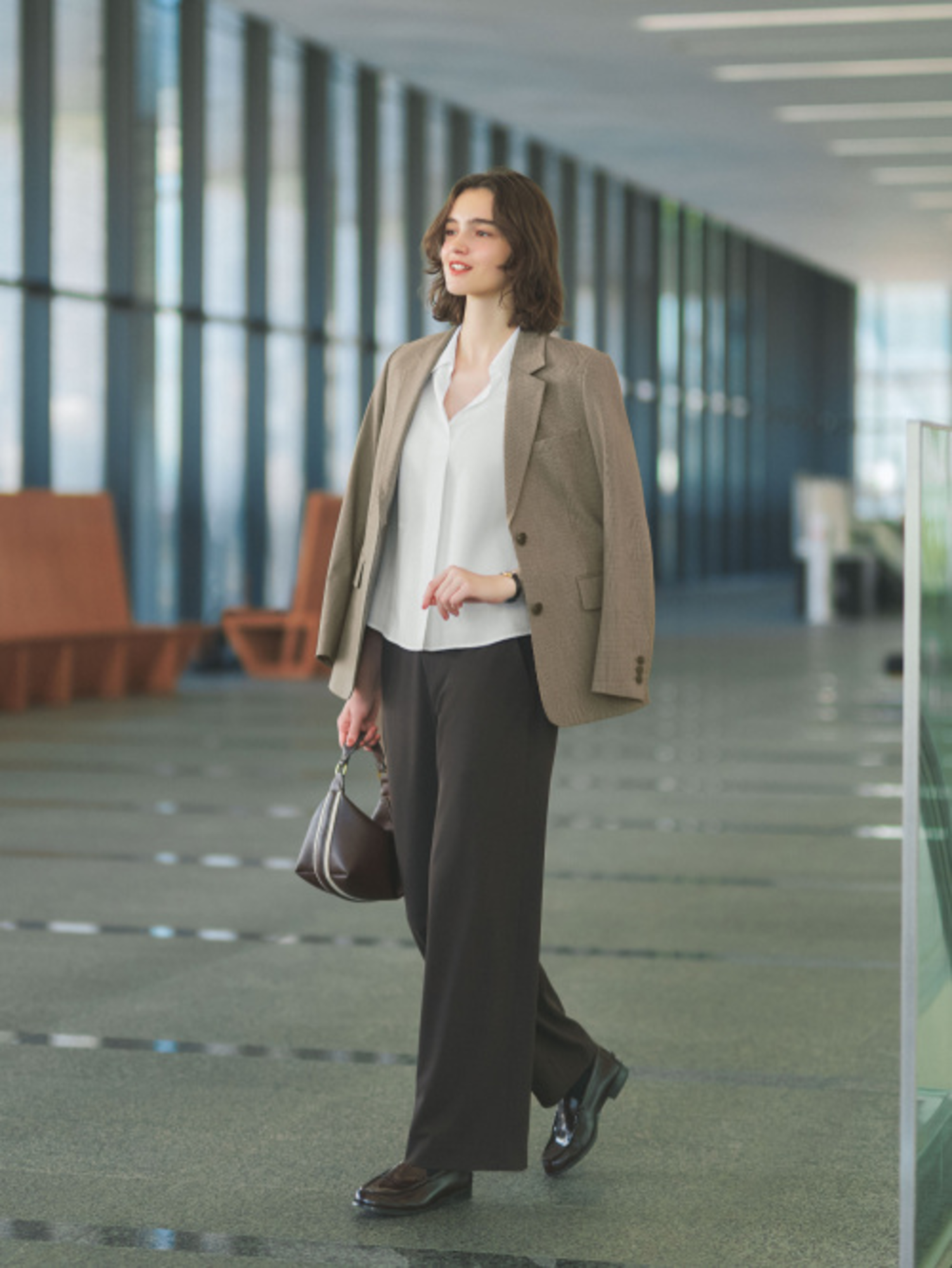 Phong cách công sở chuyên nghiệp với áo sơ mi trắng phối với quần tây ống rộng 