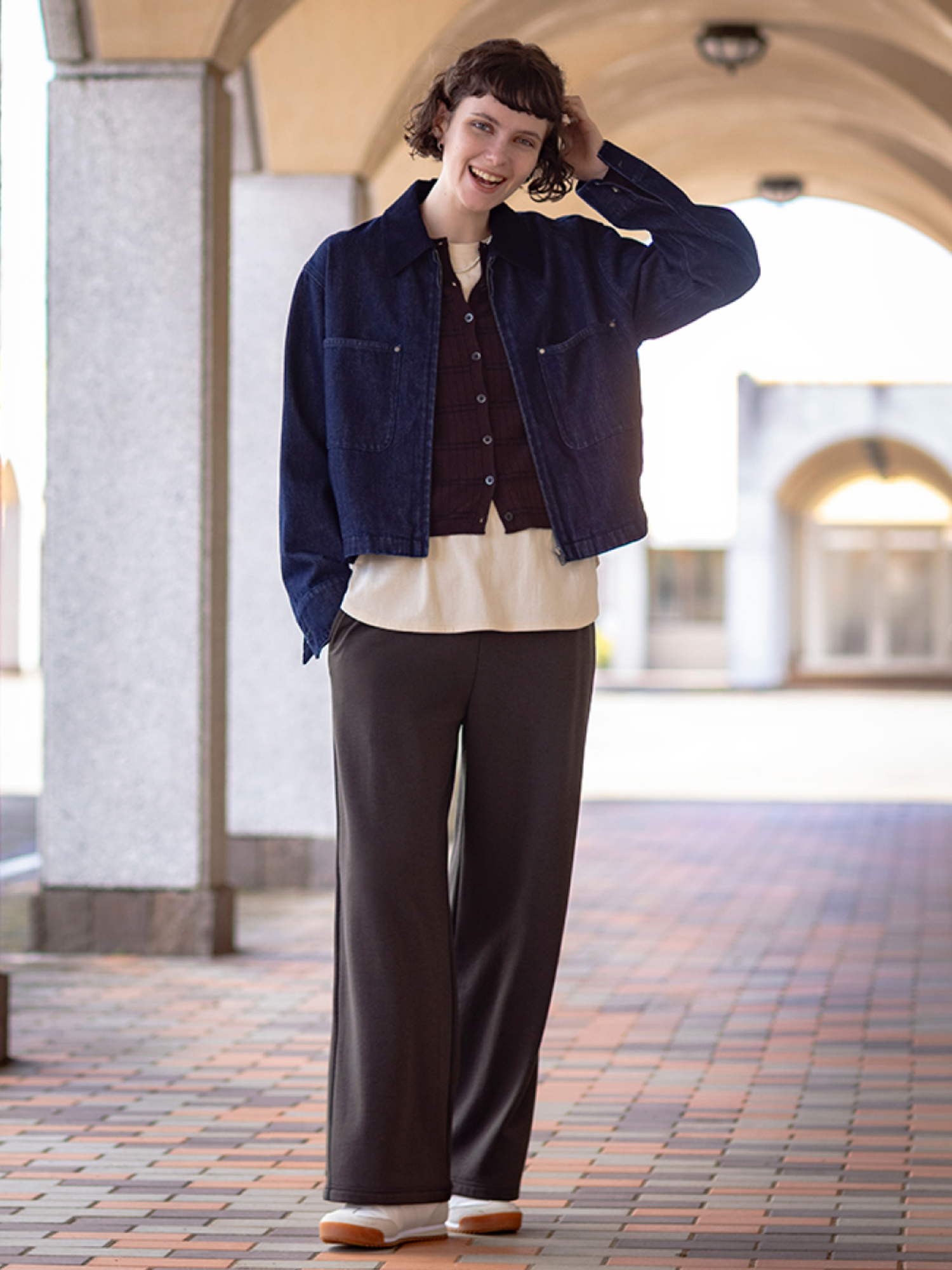 Jacket Form Boxy là kiểu áo khoác dáng rộng, vuông vức, mang đến phong cách cá tính và hiện đại