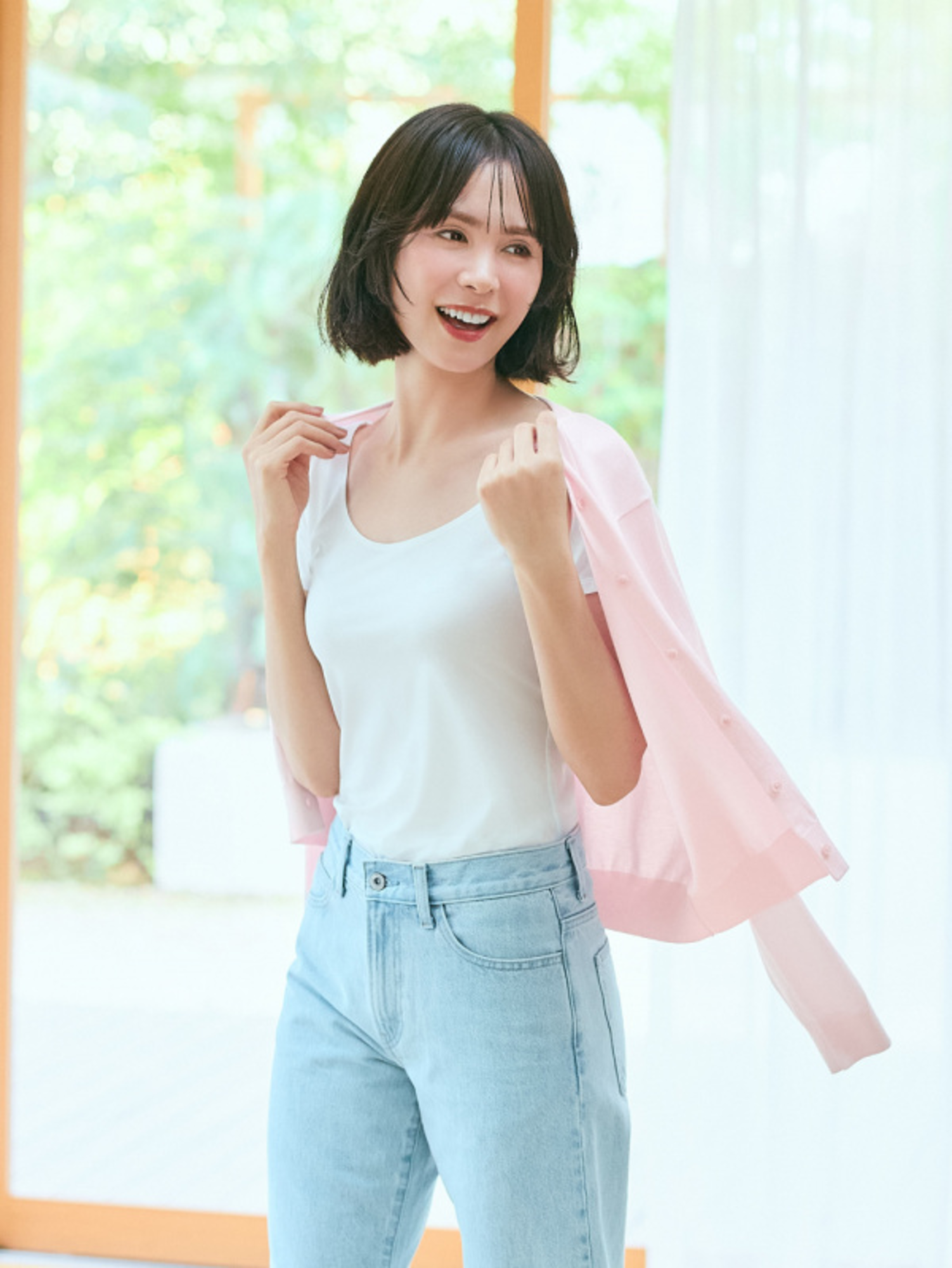 Chất liệu phong cách Coquette thường là lụa, ren và chiffon mềm mại