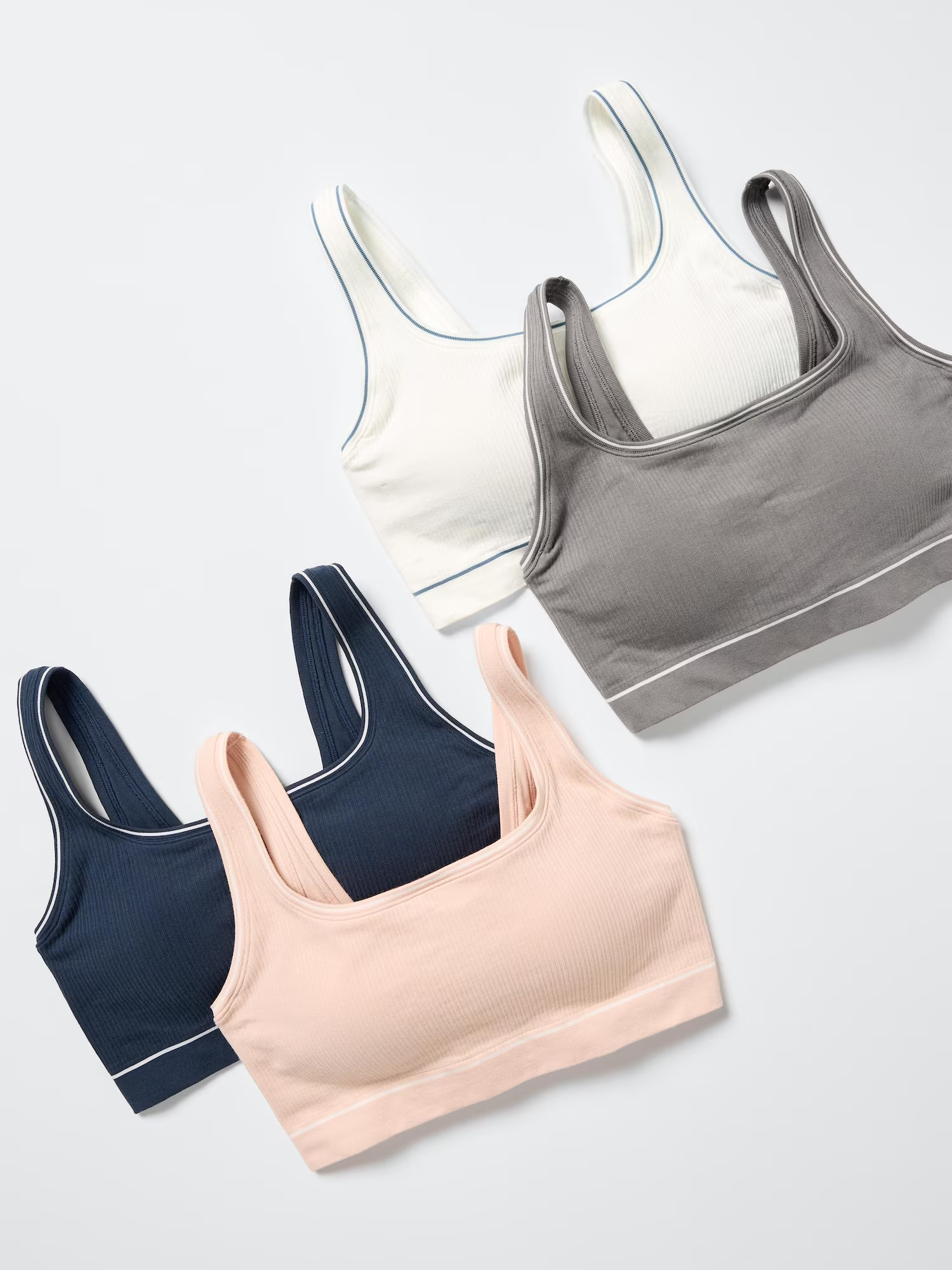 Các kiểu cup áo ngực A, B, C thể hiện độ chênh lệch giữa vòng đỉnh ngực và vòng chân ngực