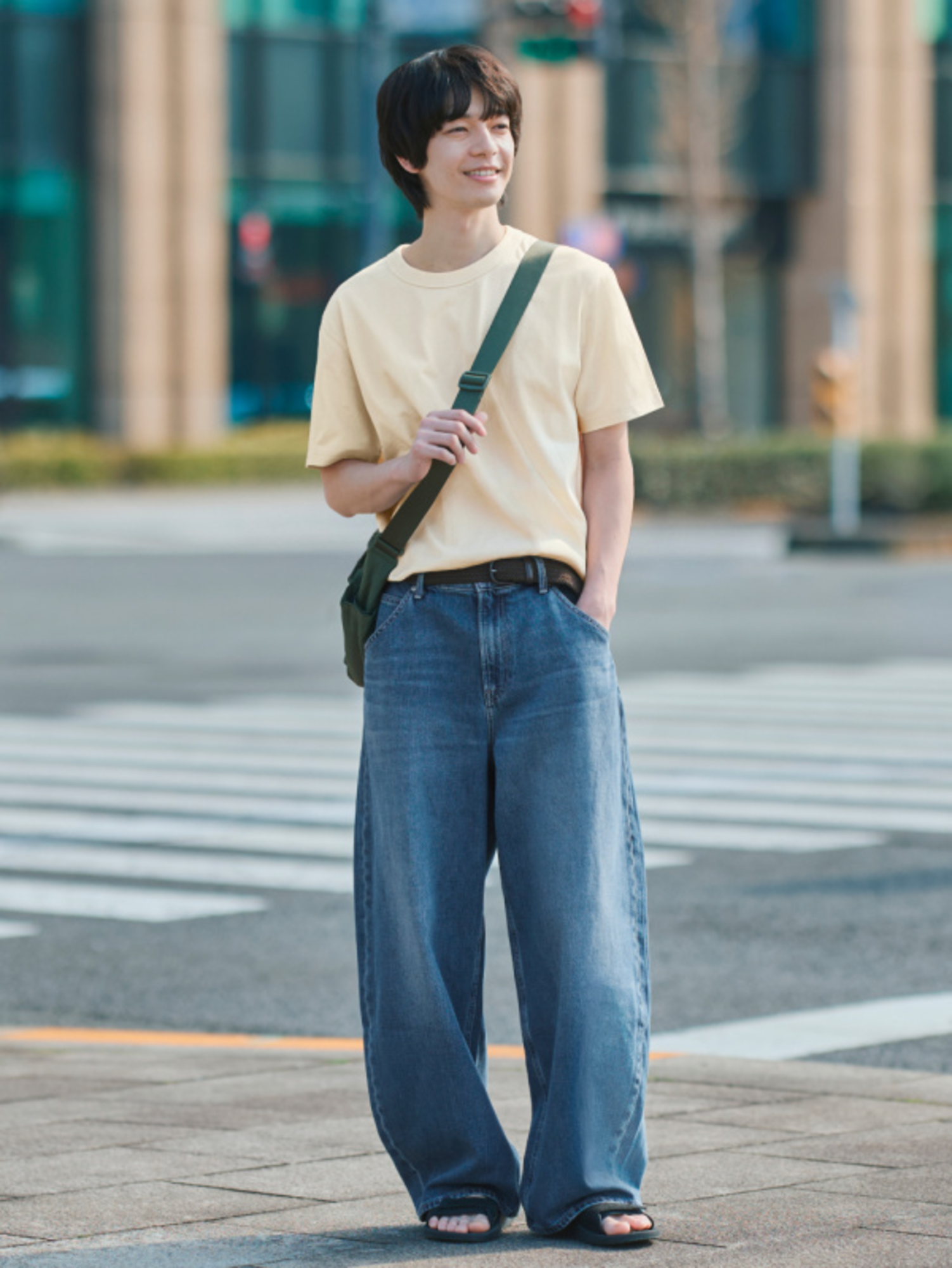 Outfit đi Đà Lạt chuẩn phong cách basic với áo thun và quần jeans tối màu