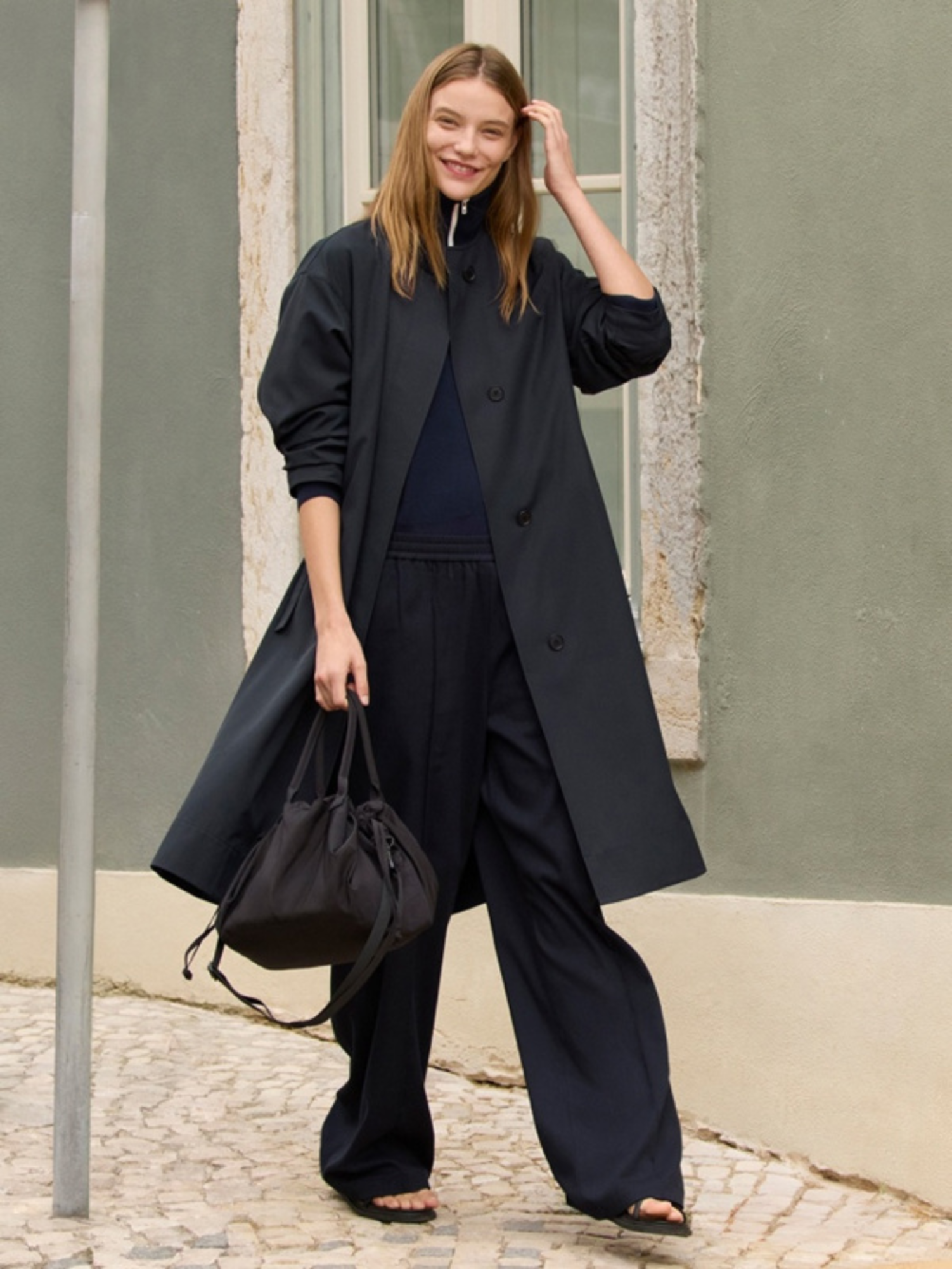 Outfit đi Đà Lạt với áo khoác dáng dài đẹp, thanh lịch, tôn chiều cao