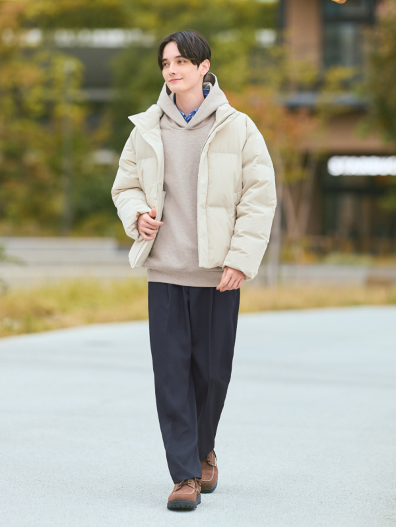 Outfit đi Đà Lạt trẻ trung, ấm áp với áo hoodie và áo khoác phao