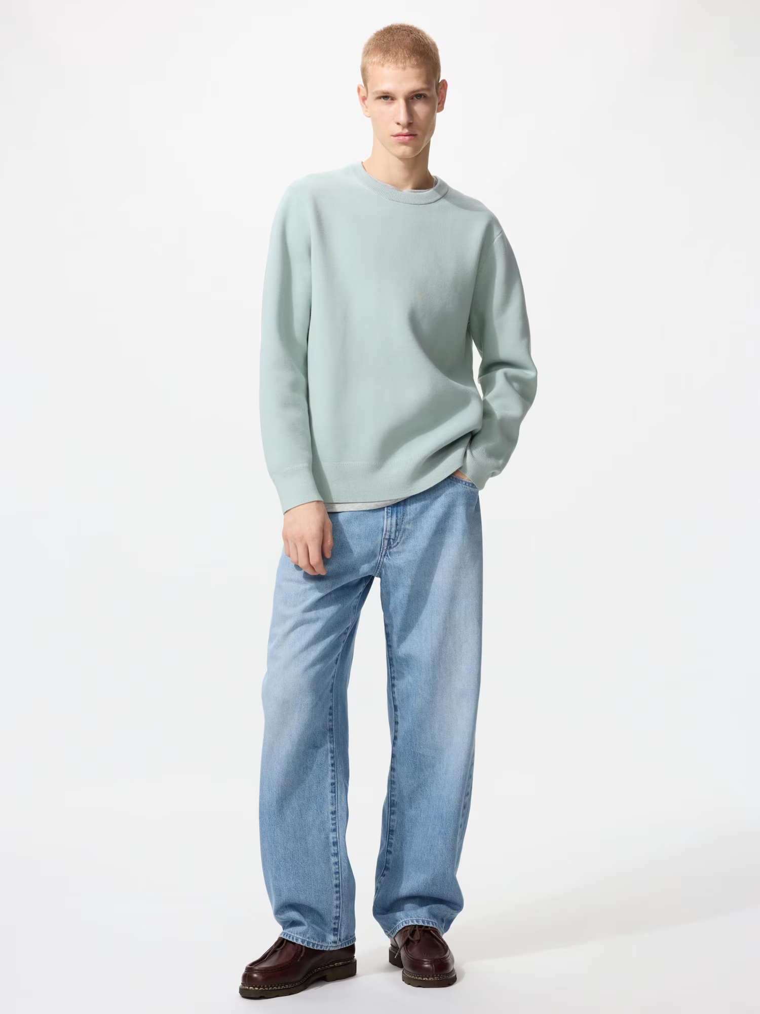 Outfit đi Đà Lạt đơn giản nhưng vẫn có gu với áo sweater trơn và quần dài