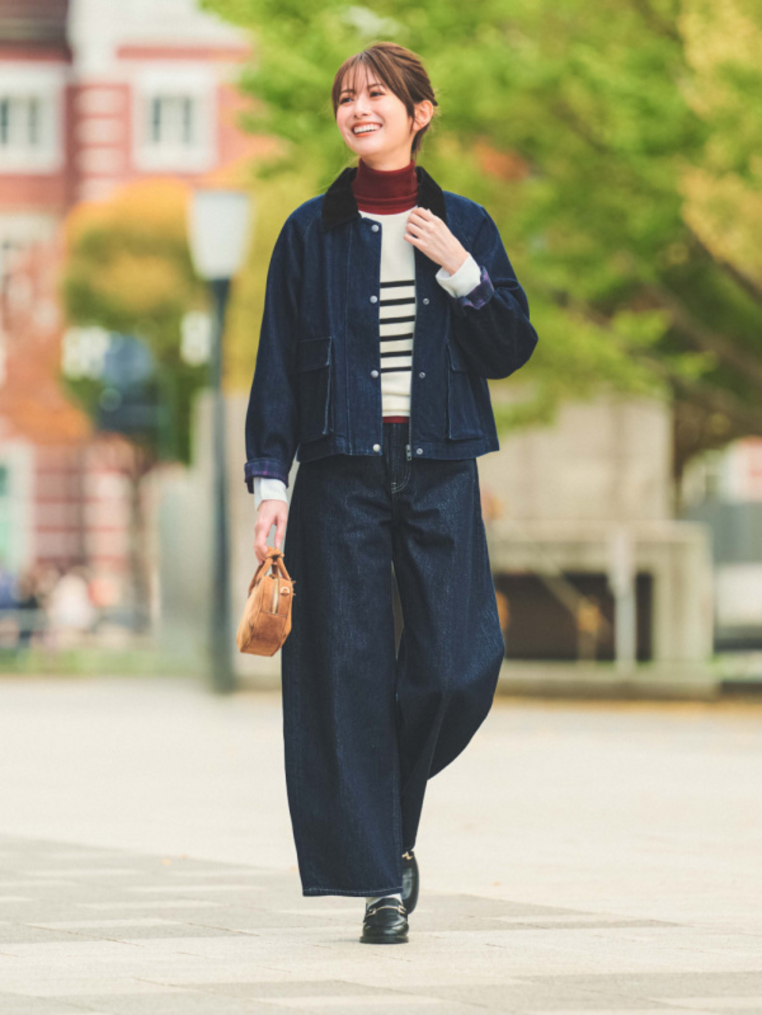 Outfit đi Đà Lạt năng động, thoải mái với áo len và quần jeans ống rộng