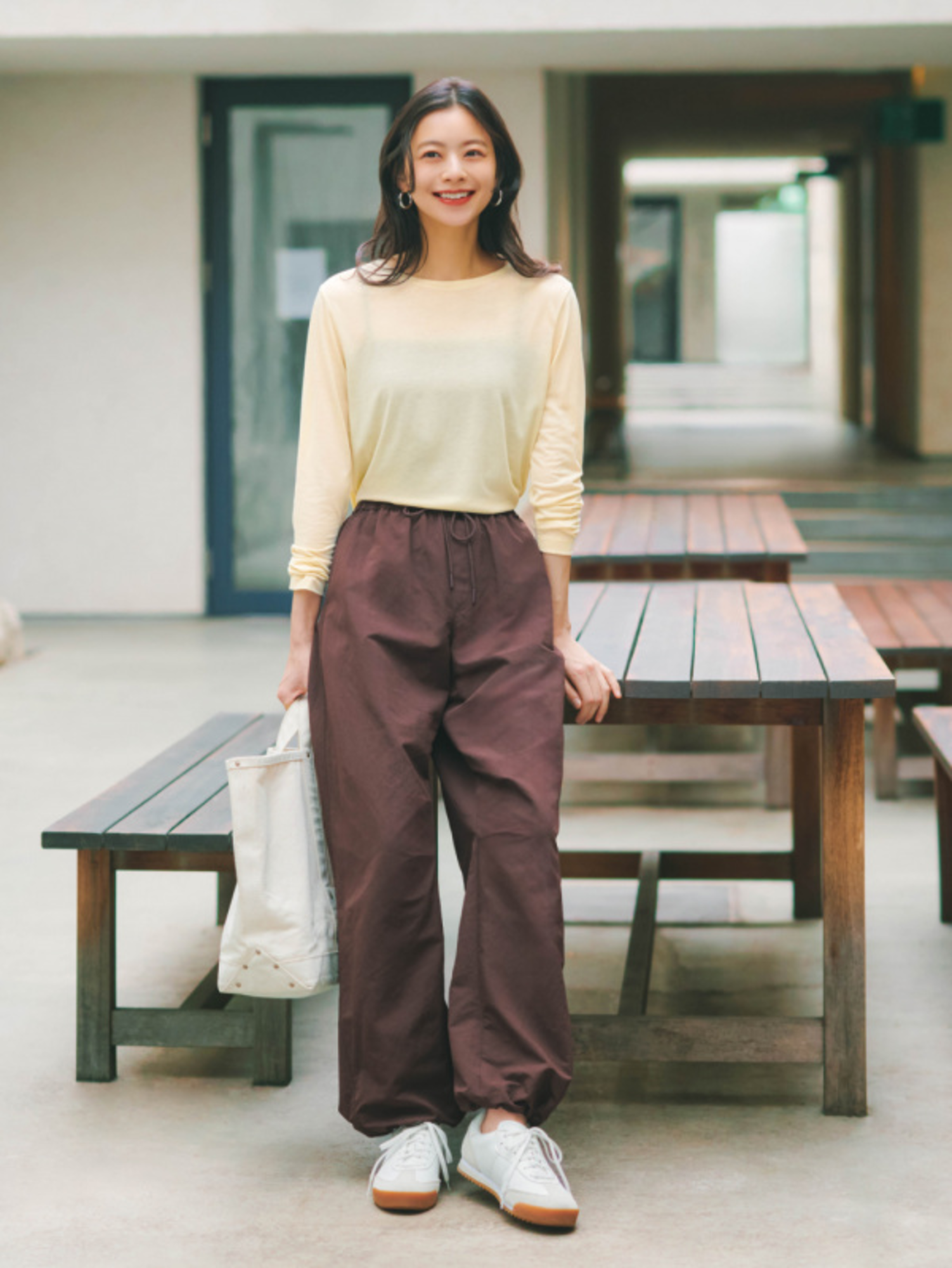 Mẫu quần nâu phối với áo màu be đẹp, nhẹ nhàng, thanh lịch