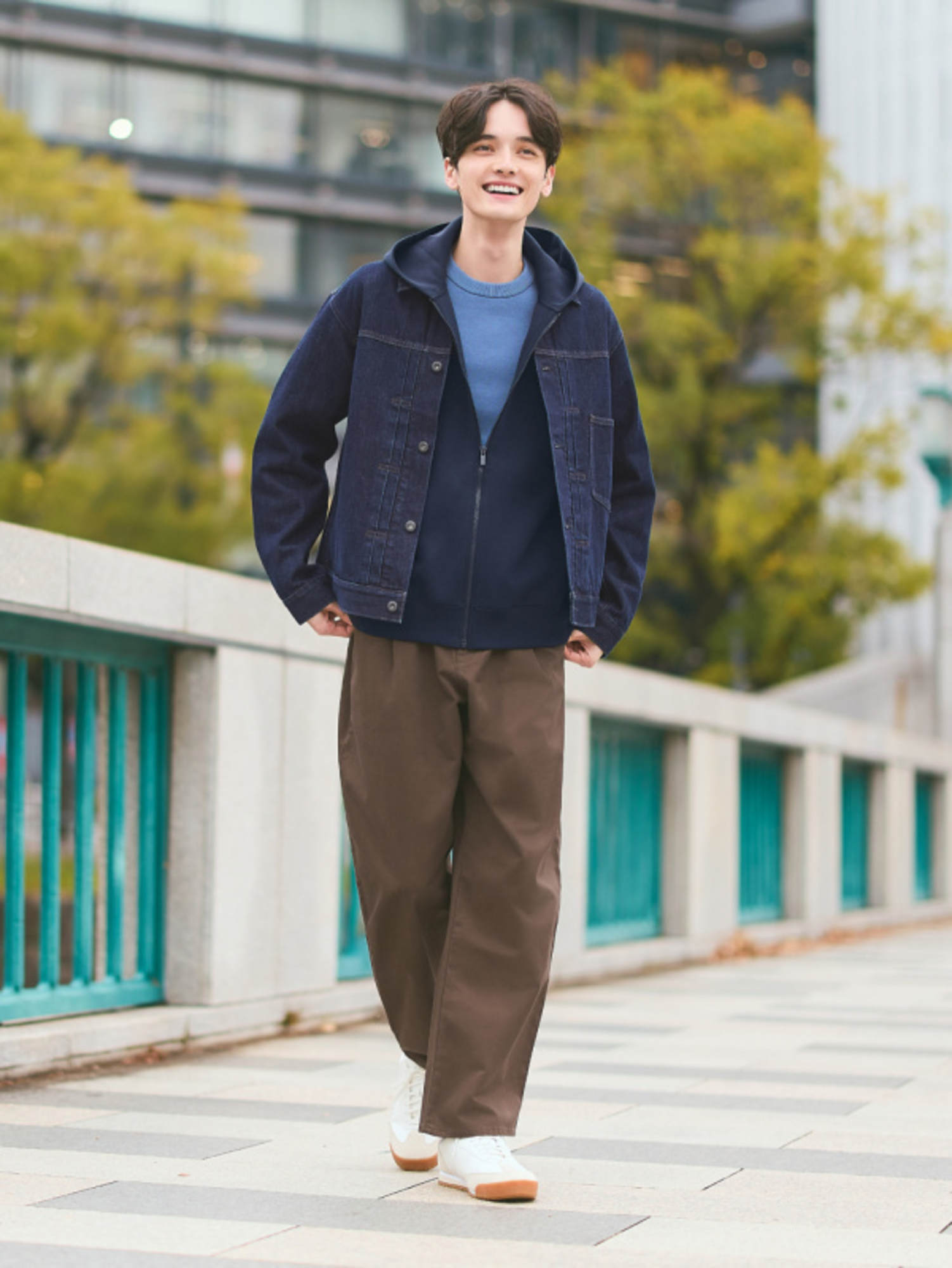 Quần nâu phối với áo màu xanh navy tạo thành outfit lịch lãm, trưởng thành