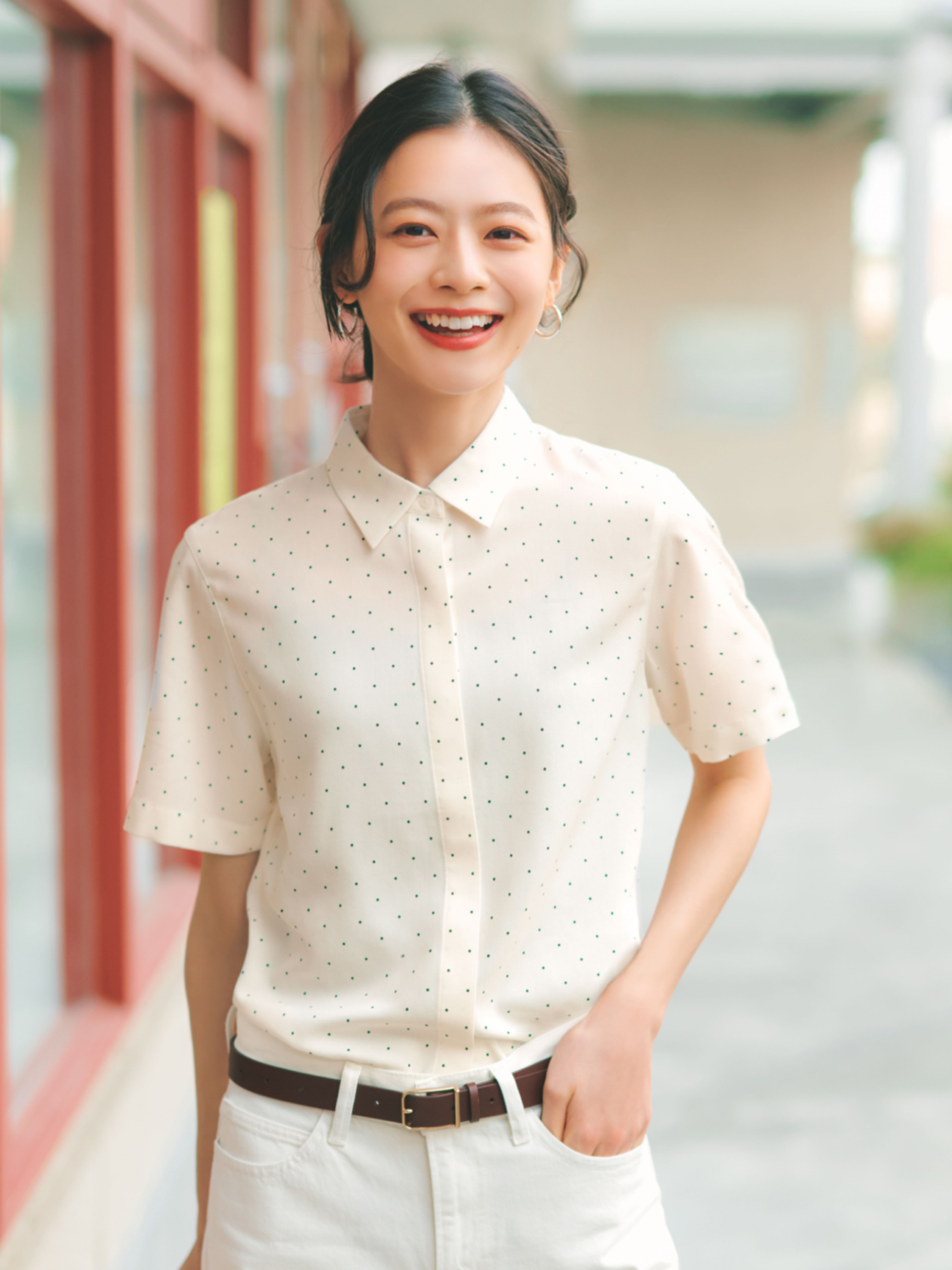 Outfit Casual chic với họa tiết nhỏ như sọc, chấm bi hay hoa nhí tạo điểm nhấn thu hút, nổi bật